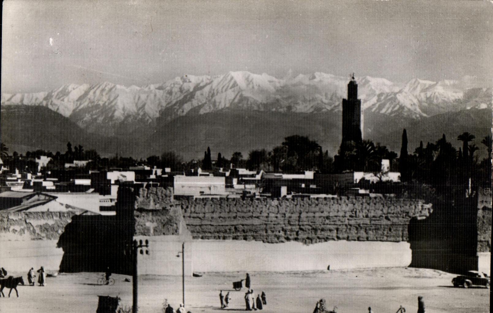 CPA Maroc Marrakech Les remparts et I Atlas