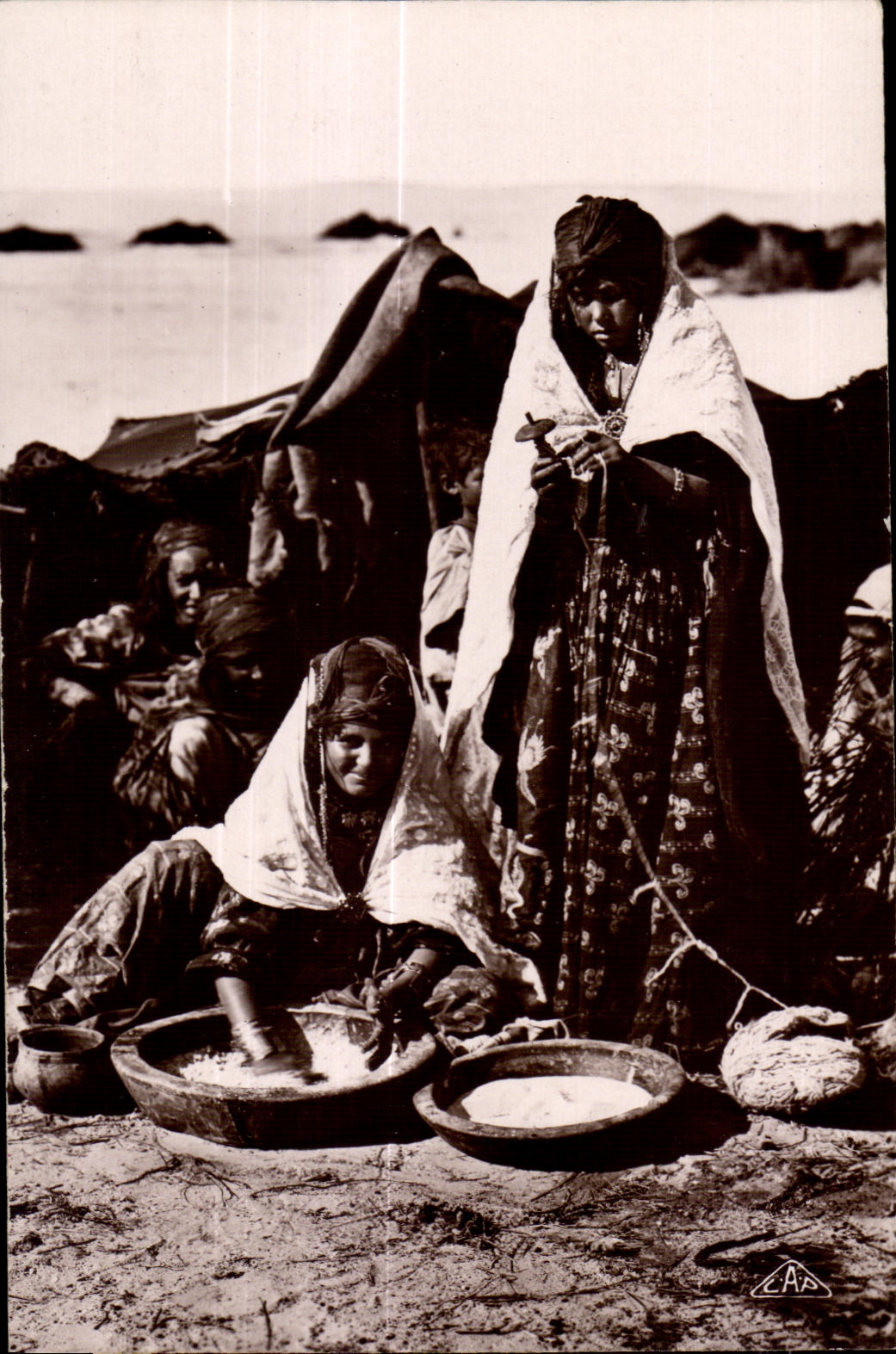 CPA Morocco Small work in Gourbi Folklore Costume