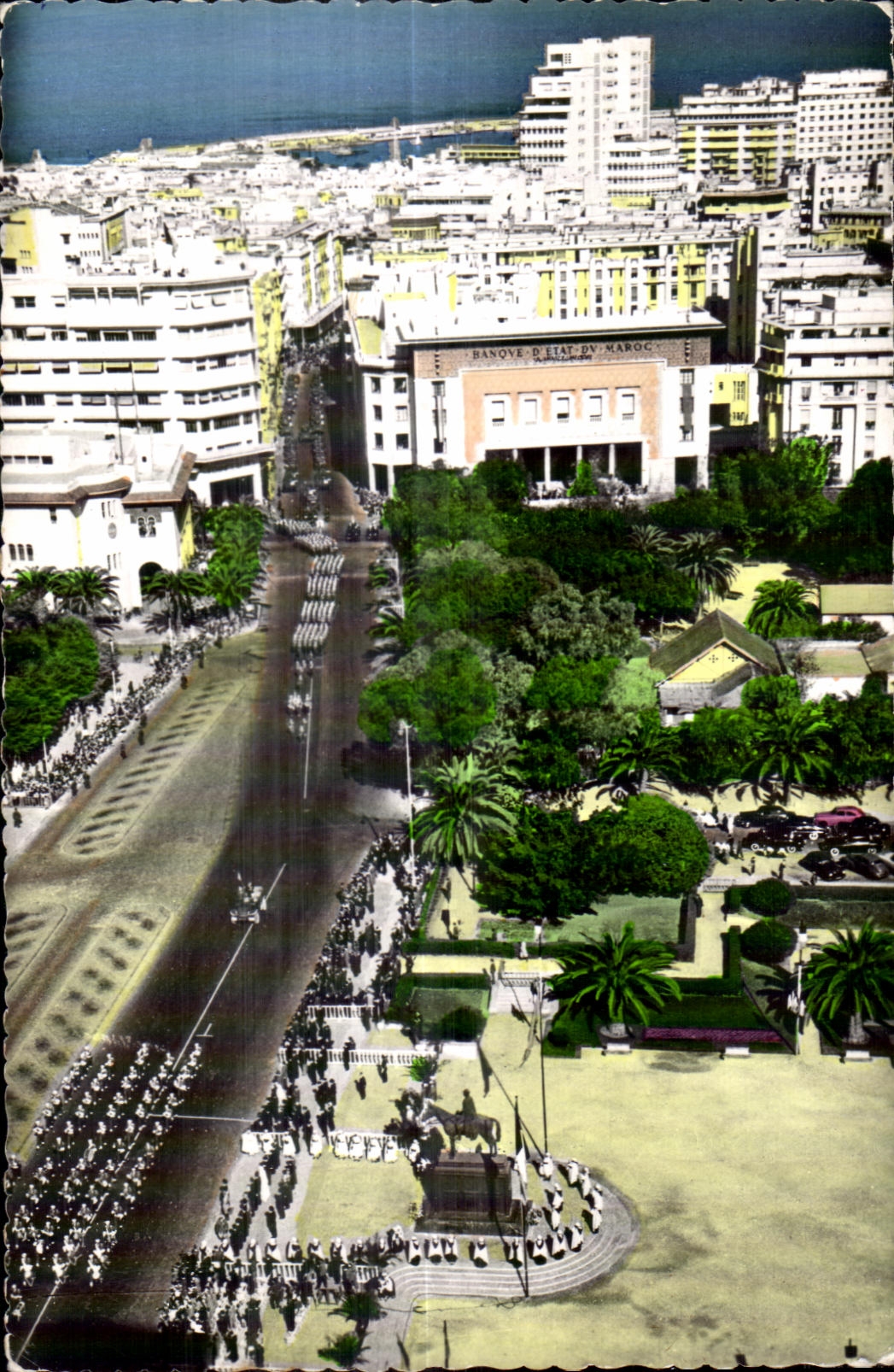 CPA Maroc Casablanca L Avenue d Amada revue de Forces armees Royales