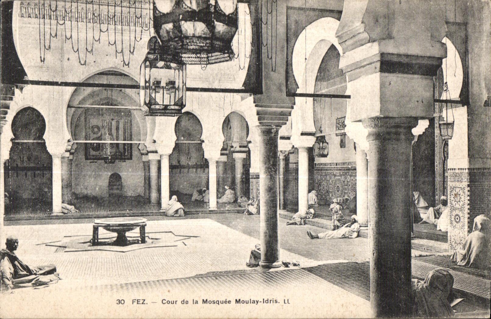 CPA Maroc Fez Cour de la Mosquee Moulay Idris