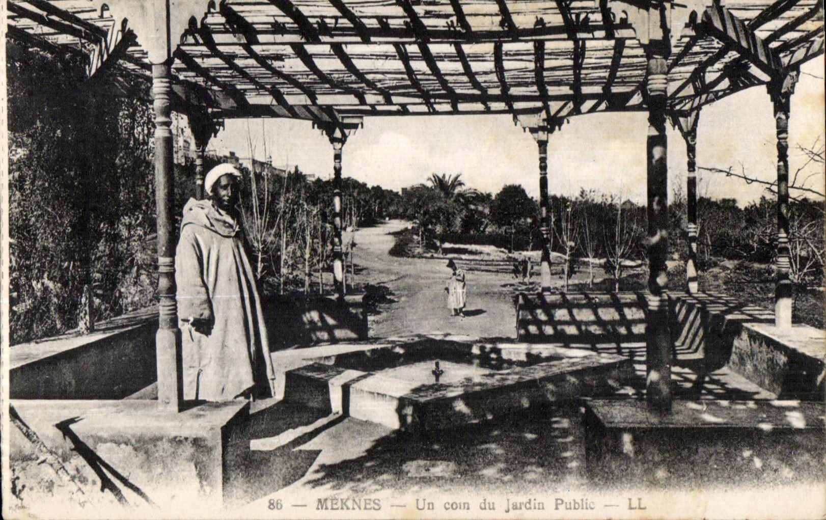 CPA Maroc Meknes Un coin du Jardin Public