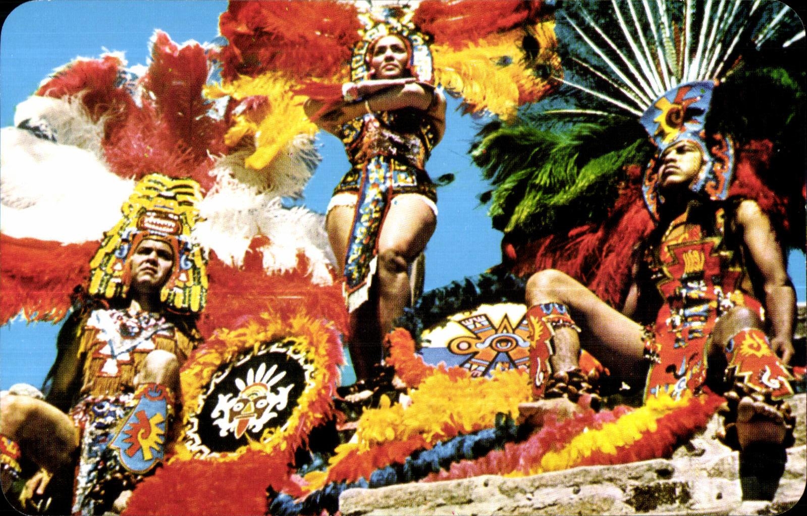 CPA Unos coloridos Trajes Regionales Aztecas Some very colorful aztec Native Costurmes Mexico