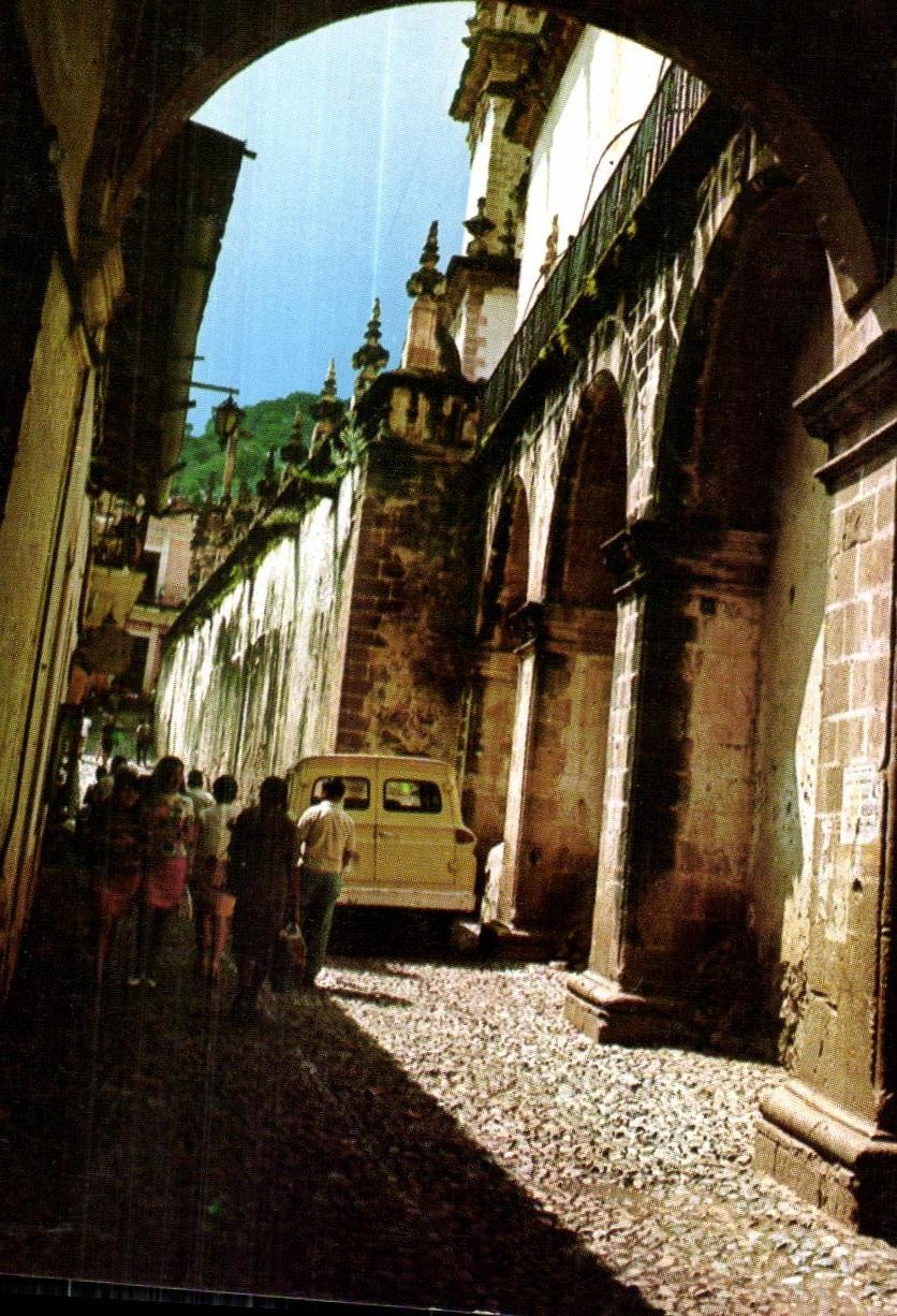 CPA La Calle del Arco en Taxco Guerrero Mexico Taxco Narrow Cobbles