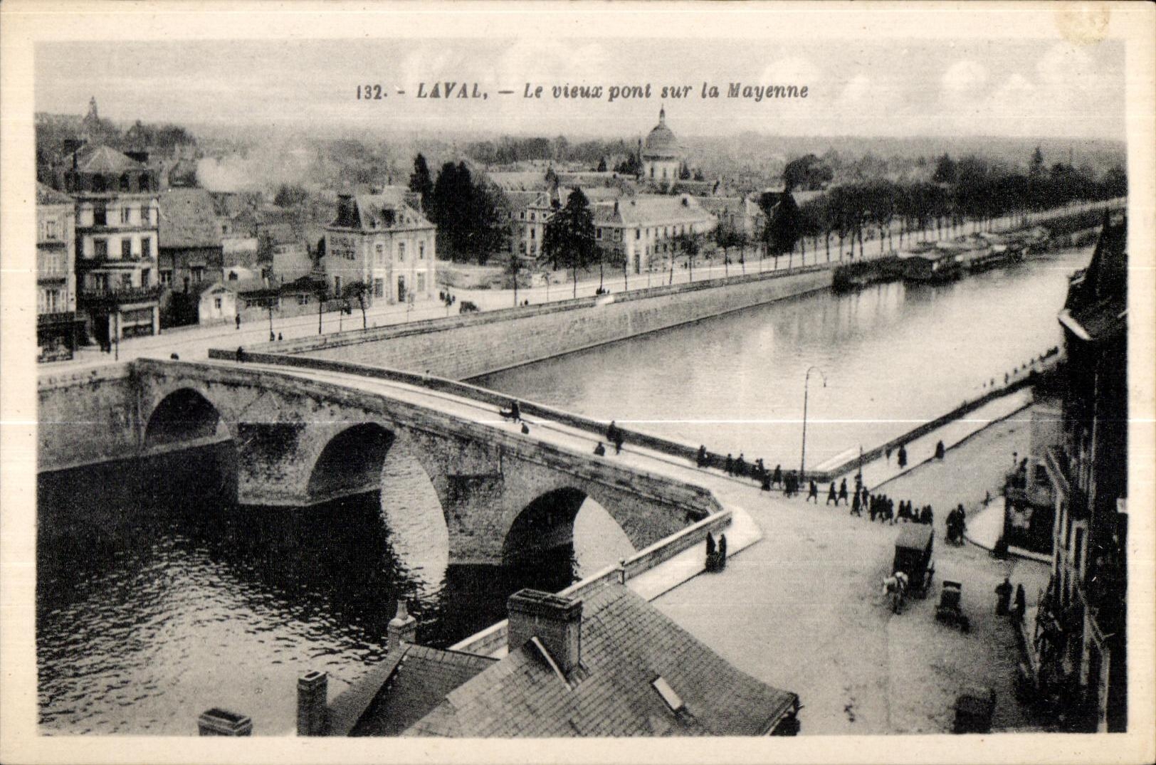 CPA Laval el puente viejo en Mayenne