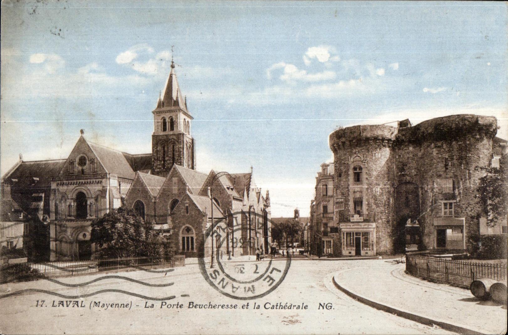 CPA Laval (Mayenne) la puerta de Beucheresse y la catedral