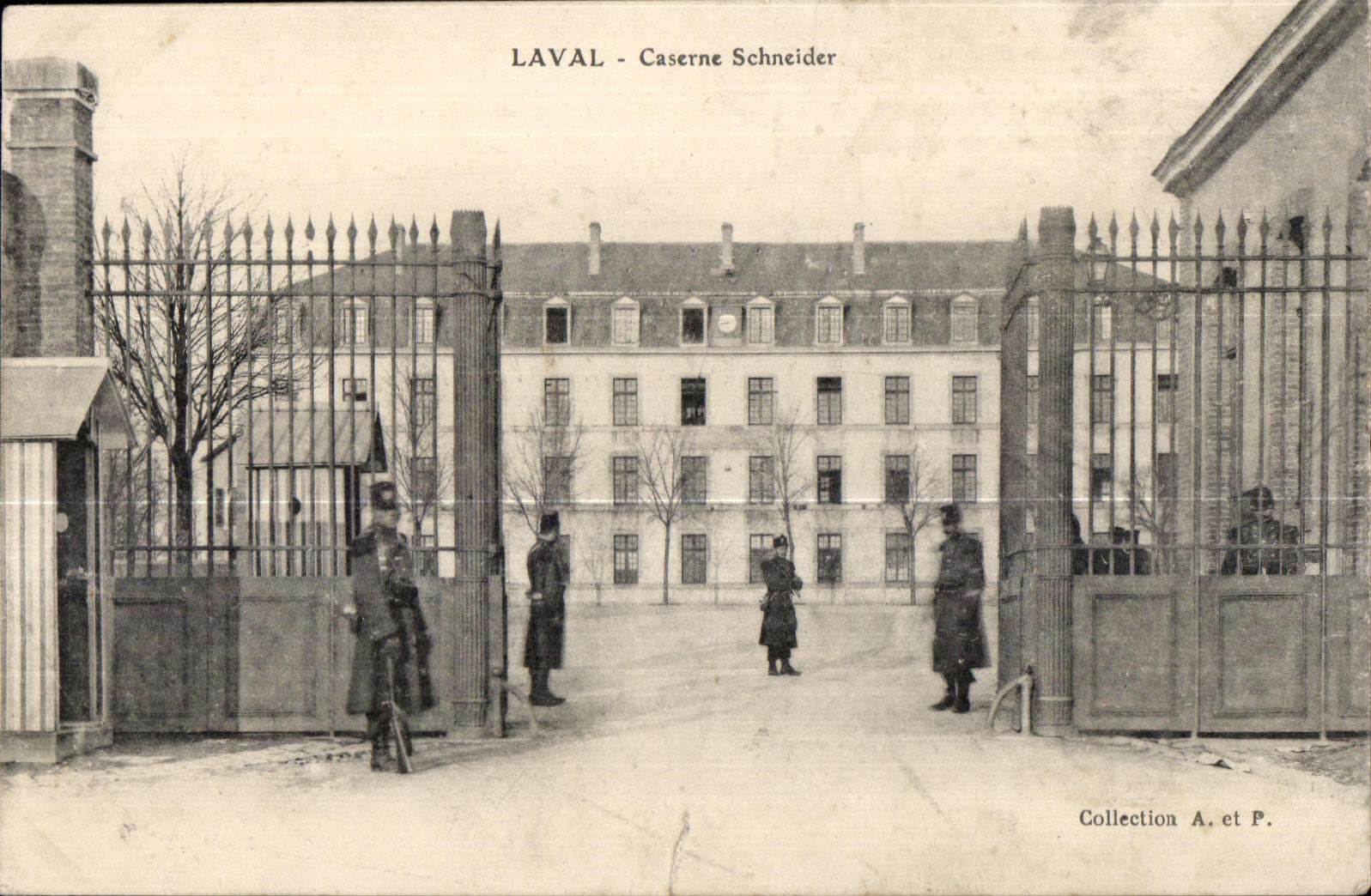 CPA Laval acuartela Schneider Militaria