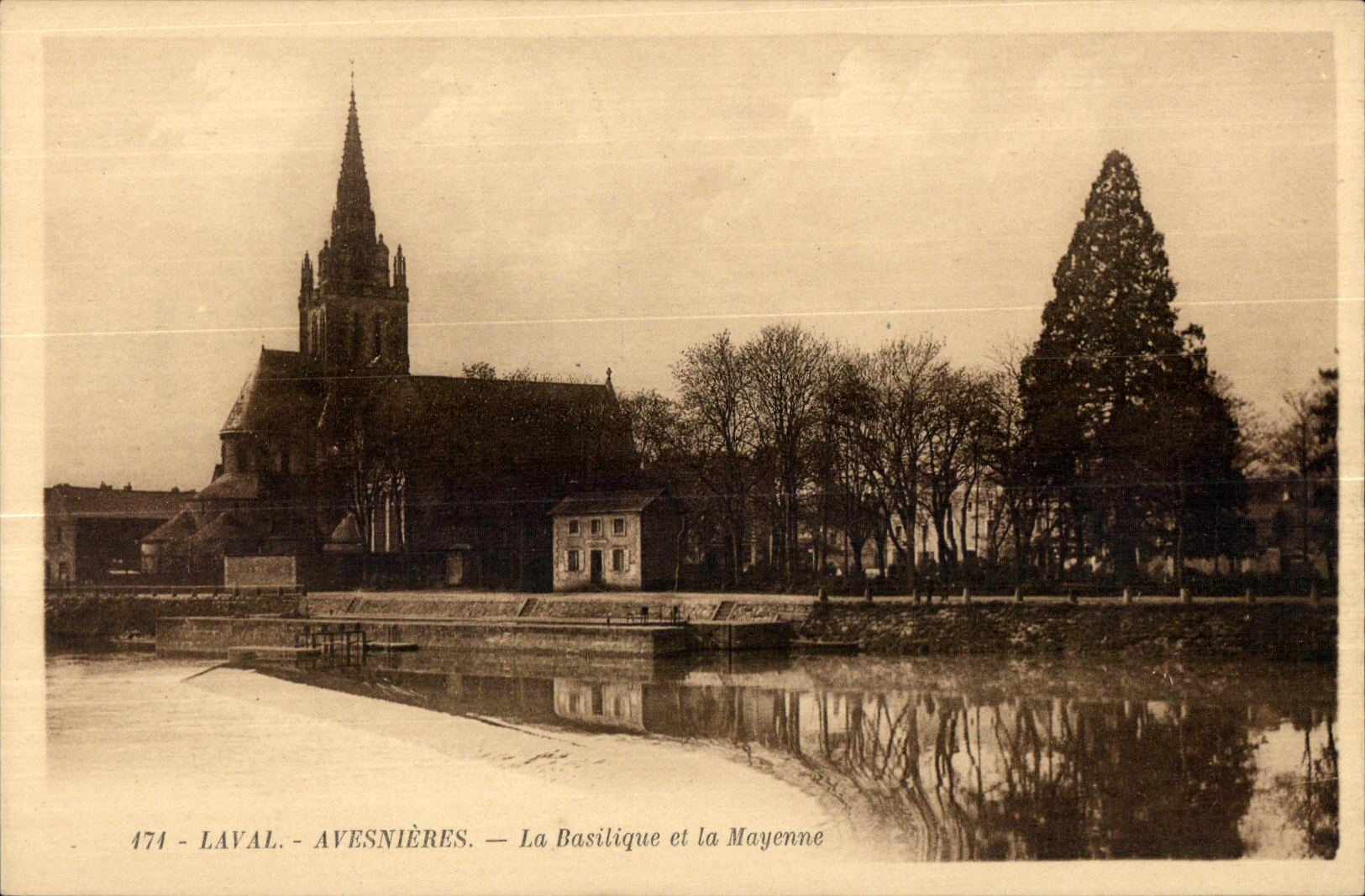 CPA Laval Avesnieres la basilica y la Mayenne
