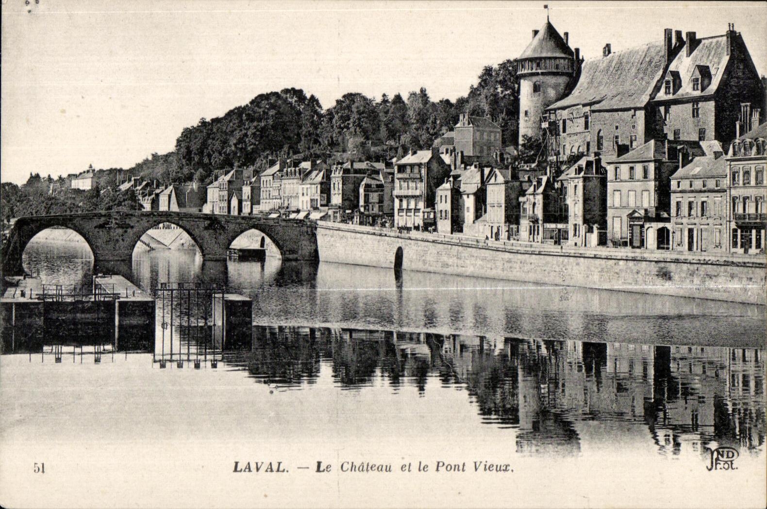 CPA Laval el castillo y el puente viejos