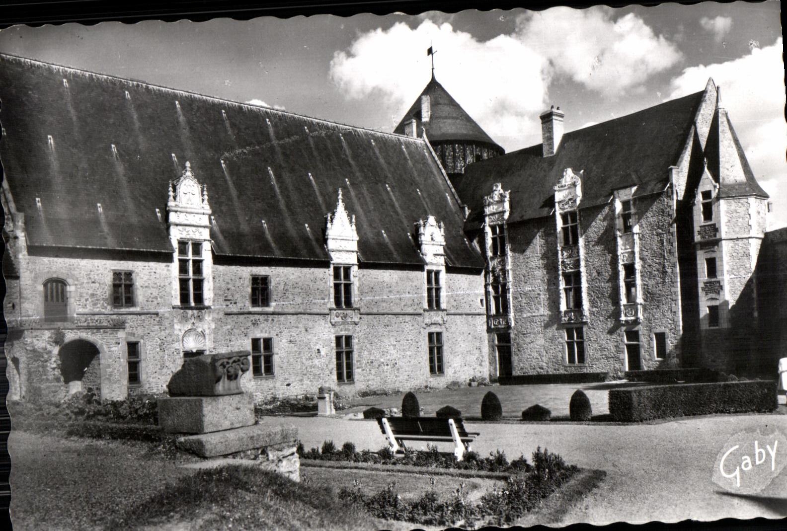 CPA Laval (Mayenne) el castillo y los jardines