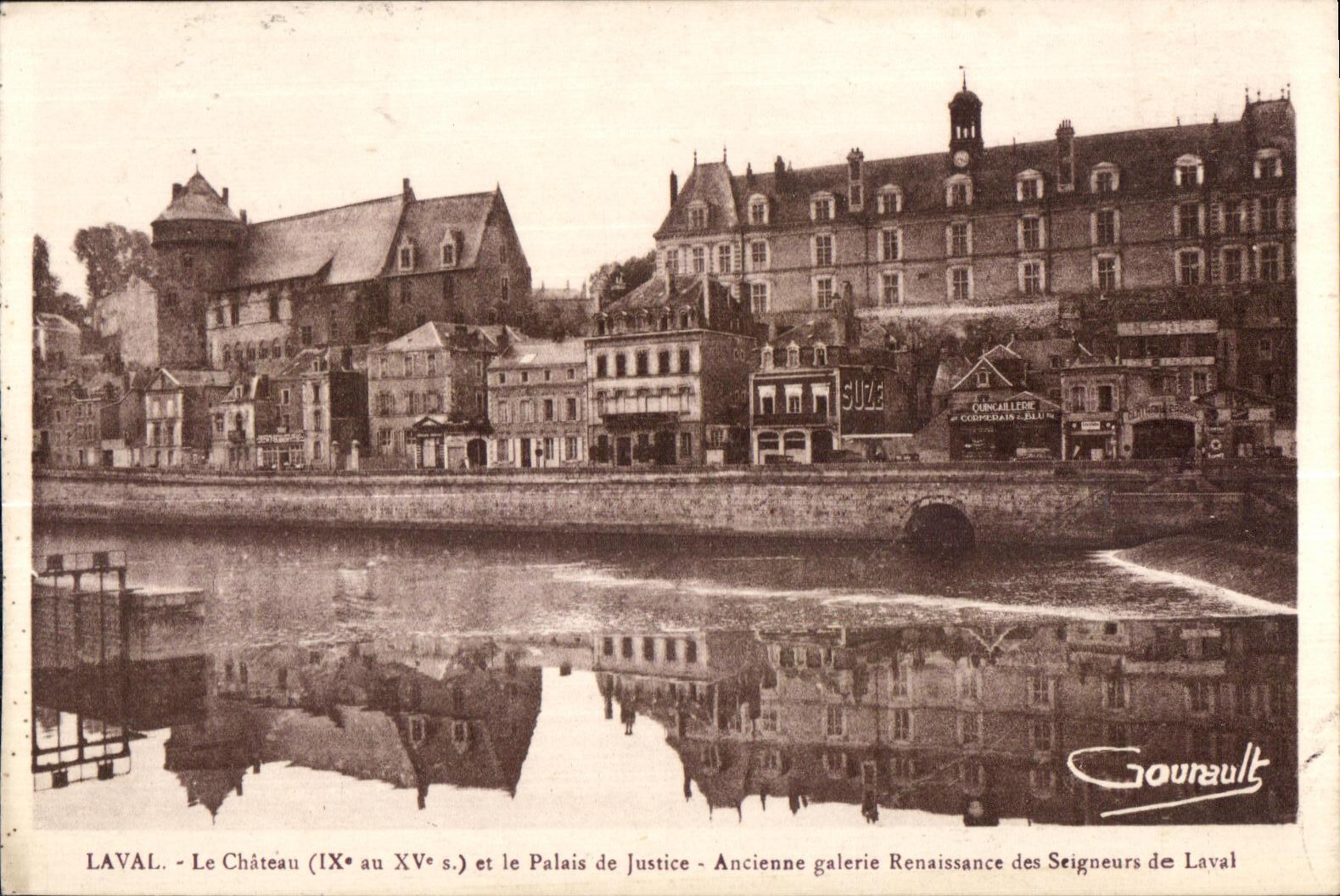 CPA Laval el castillo y la galeria vieja de Renassance de la justicia del paladar de los senores de Laval