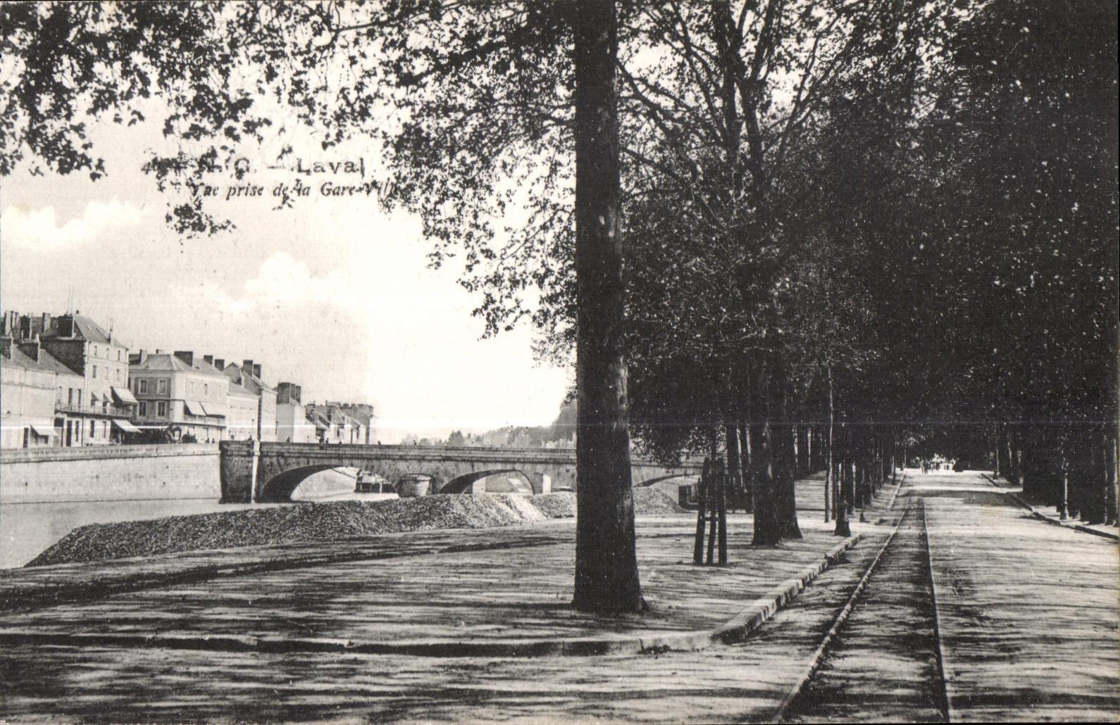CPA Laval visto de la estacion