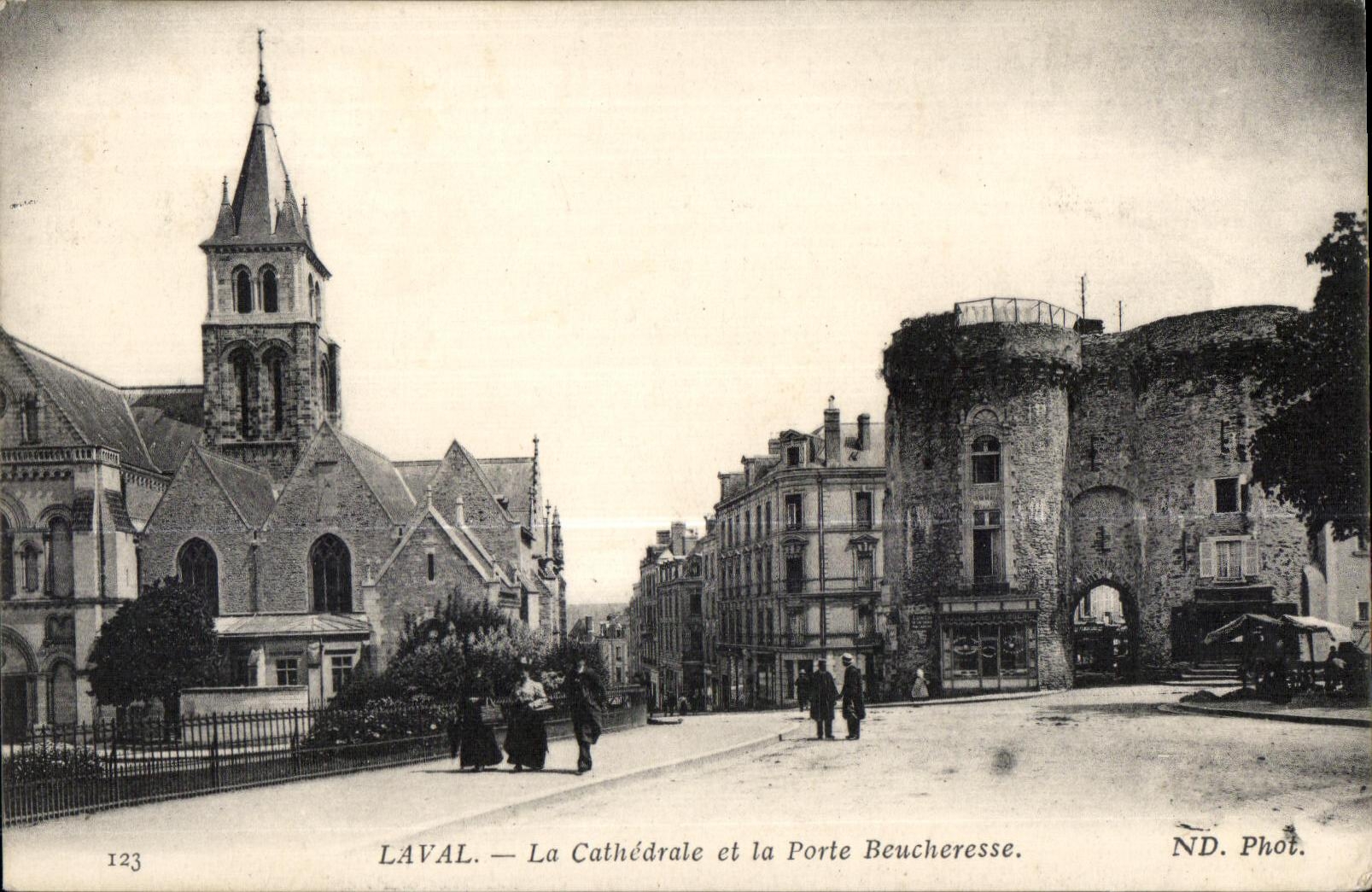 CPA Laval la catedral y la puerta de Beucheresse