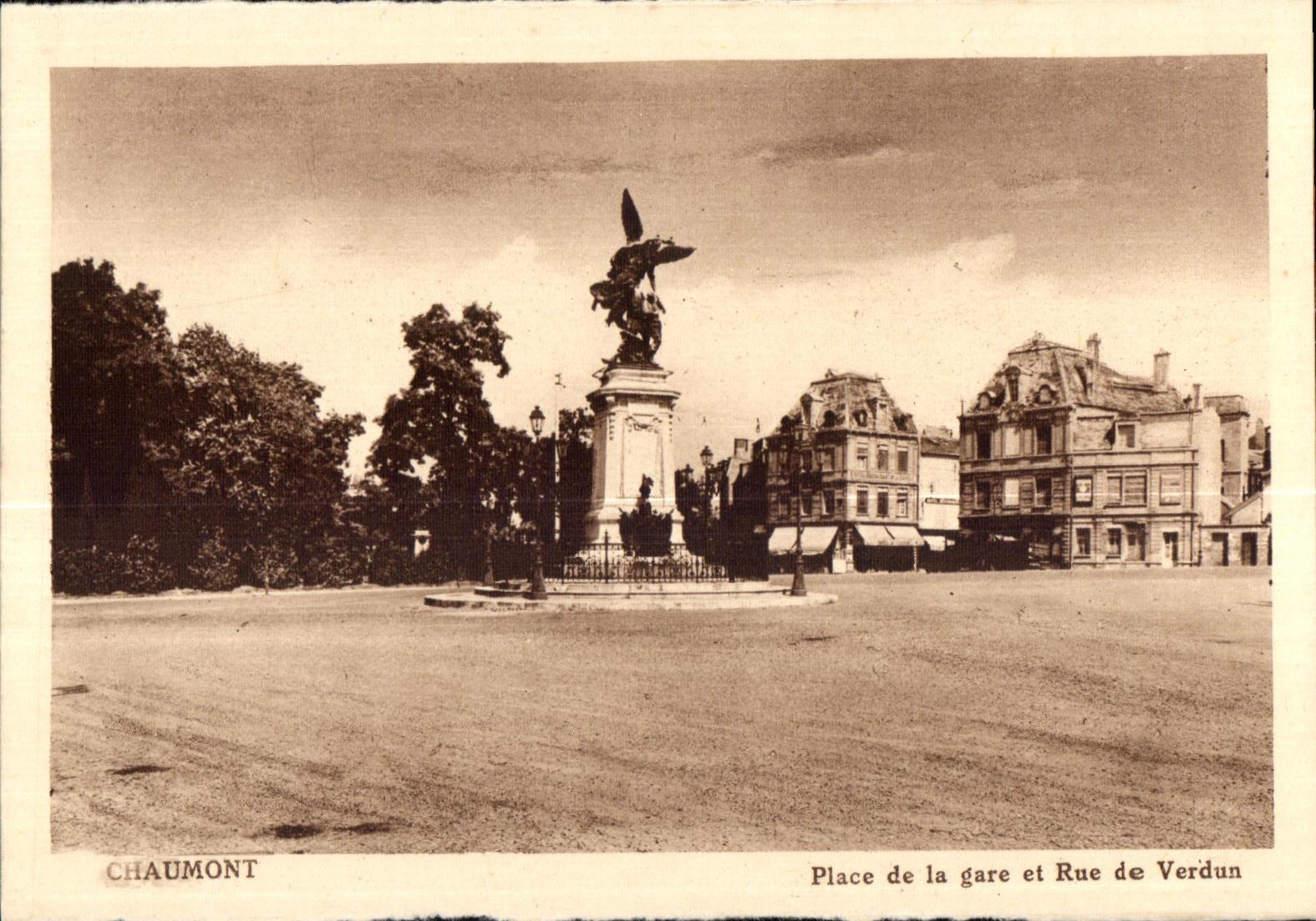 CPA Chaumont Place de la gare et Rue de Verdun