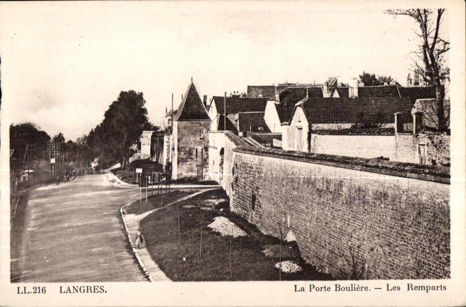 CPA Langres La Porte Bouliere Les Remparts