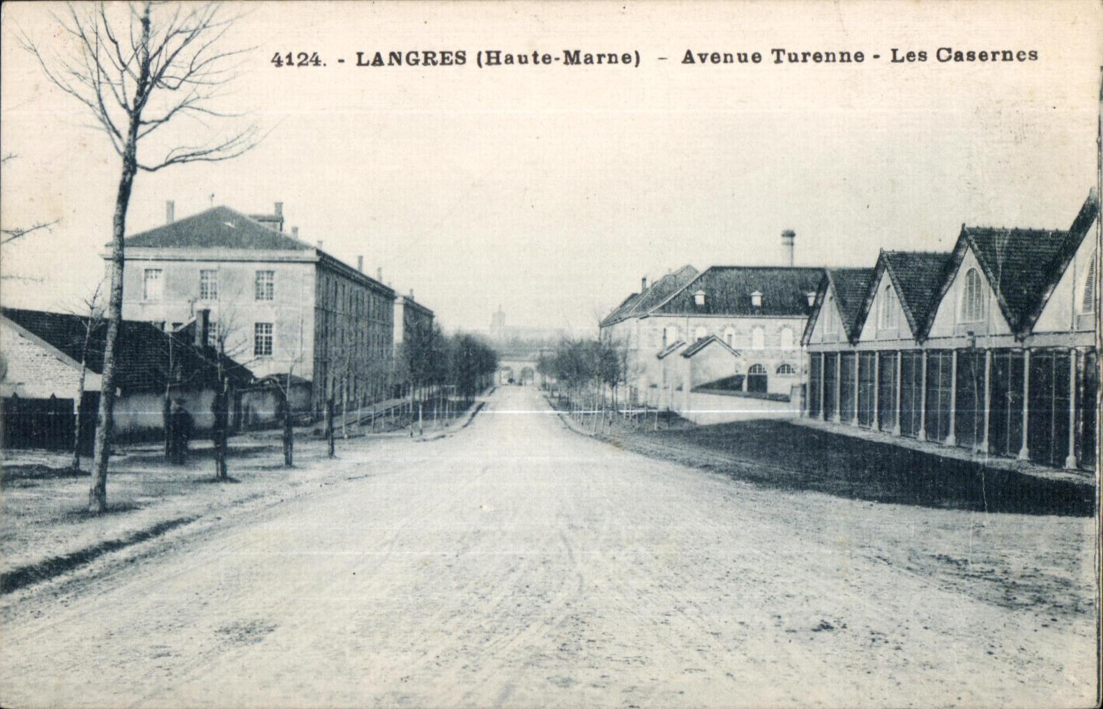 CPA Langres Avenue Turenne Les Casernes Militaria