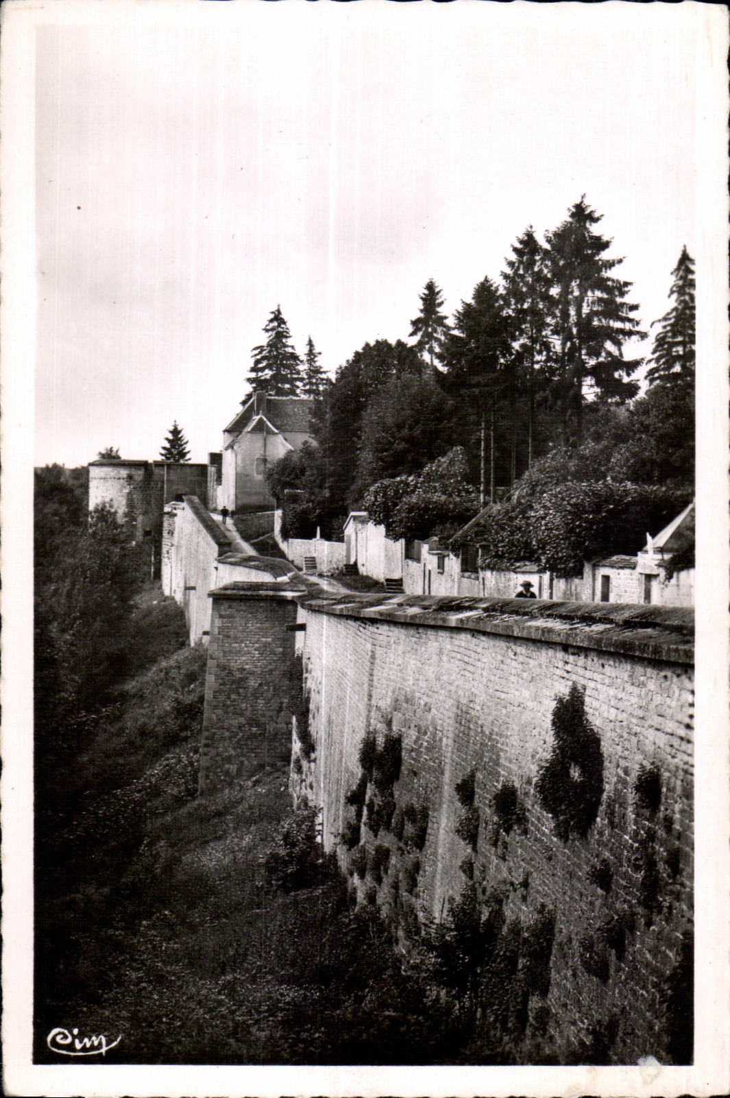 CPA Langres (Hte Marne) Chemin de ronde des remparts