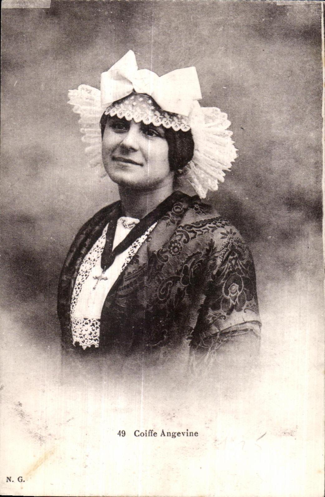 CPA Coiffe Angevine Folklore Costume