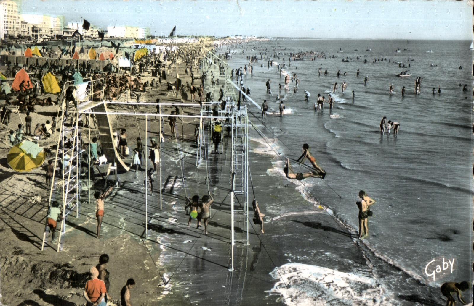 CPA Saint jean de monts (Vendee) la plage et les jeux