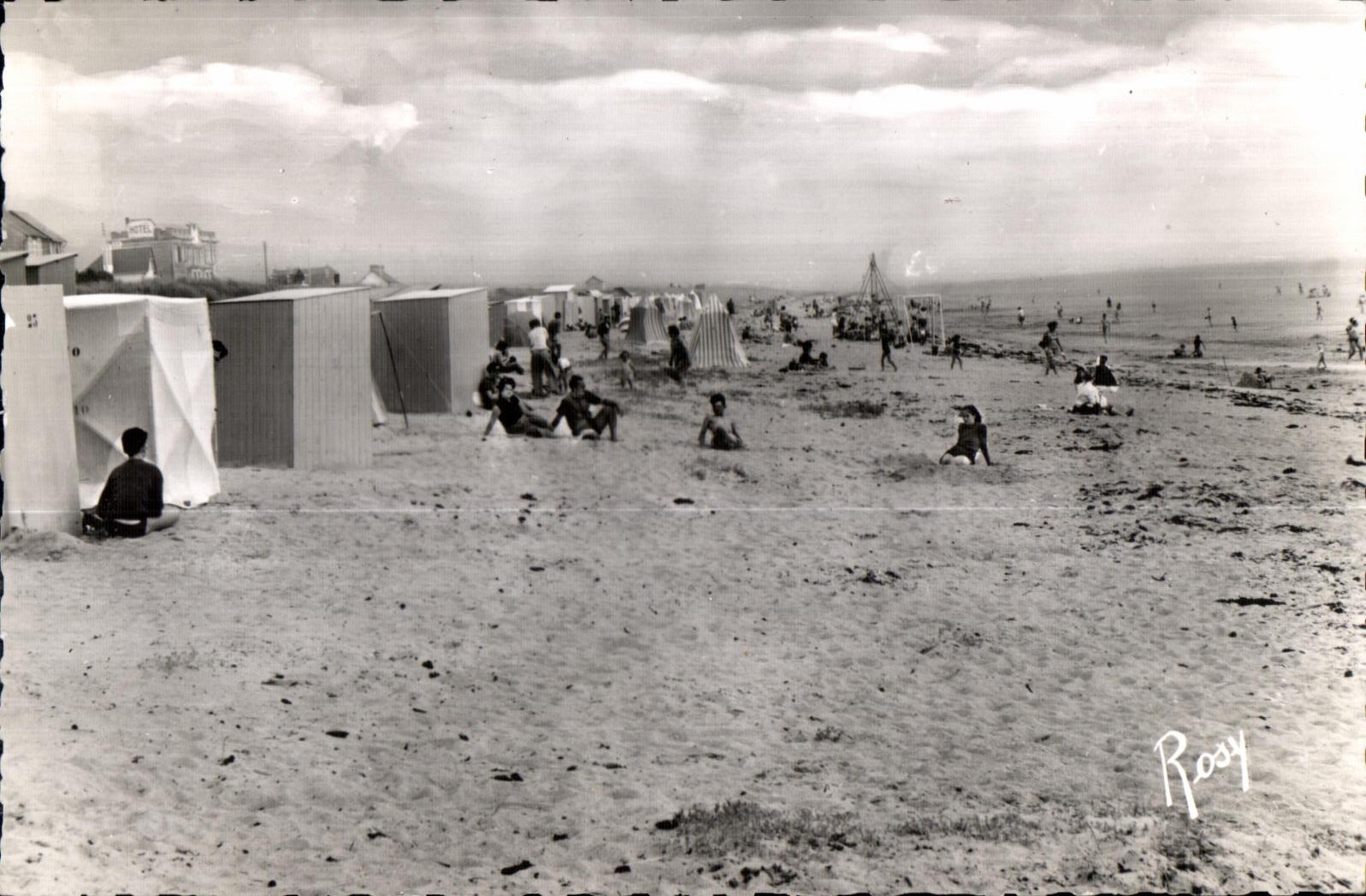 CPA Saint Jean de Monts Plage Des Demoiselles Sur La Place