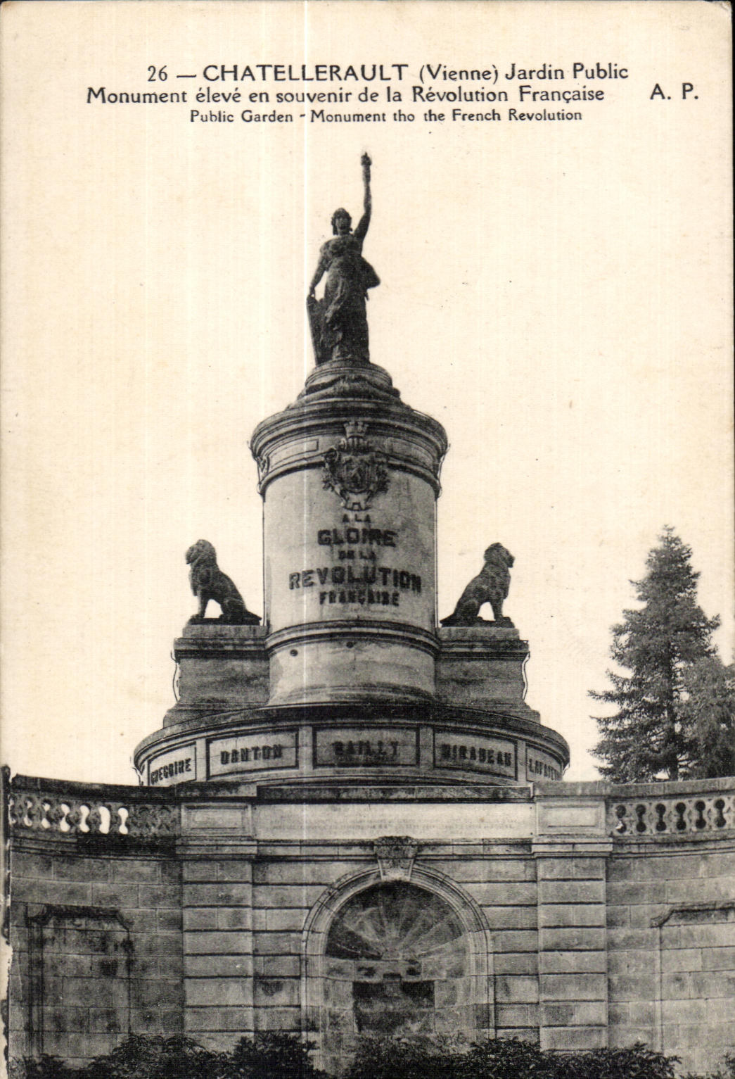 CPA Chatellerault (Vienne) Jardin Public Monument eleve en souvenir De la Revolution Francaise Public Garden Monument th