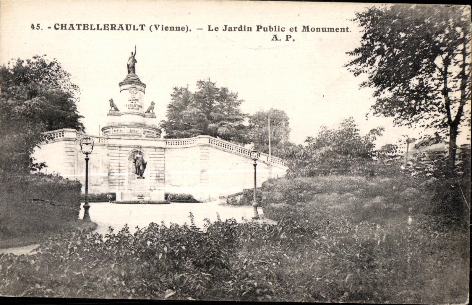 CPA Chatellerault (Vienne) Le Jardin Public et Monument