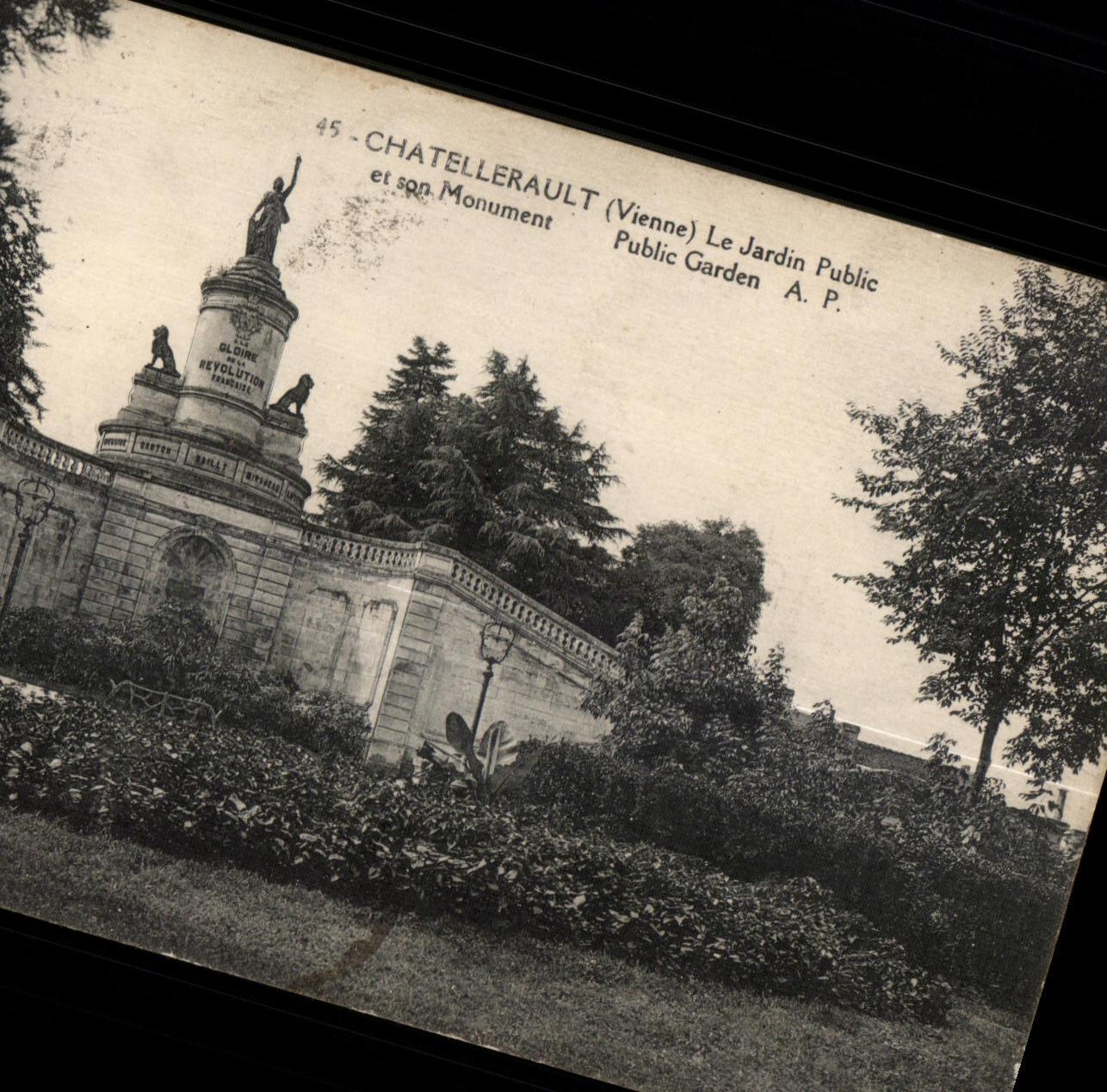 CPA Chatellerault (Vienne) Le Jardin Public et Monument Garden