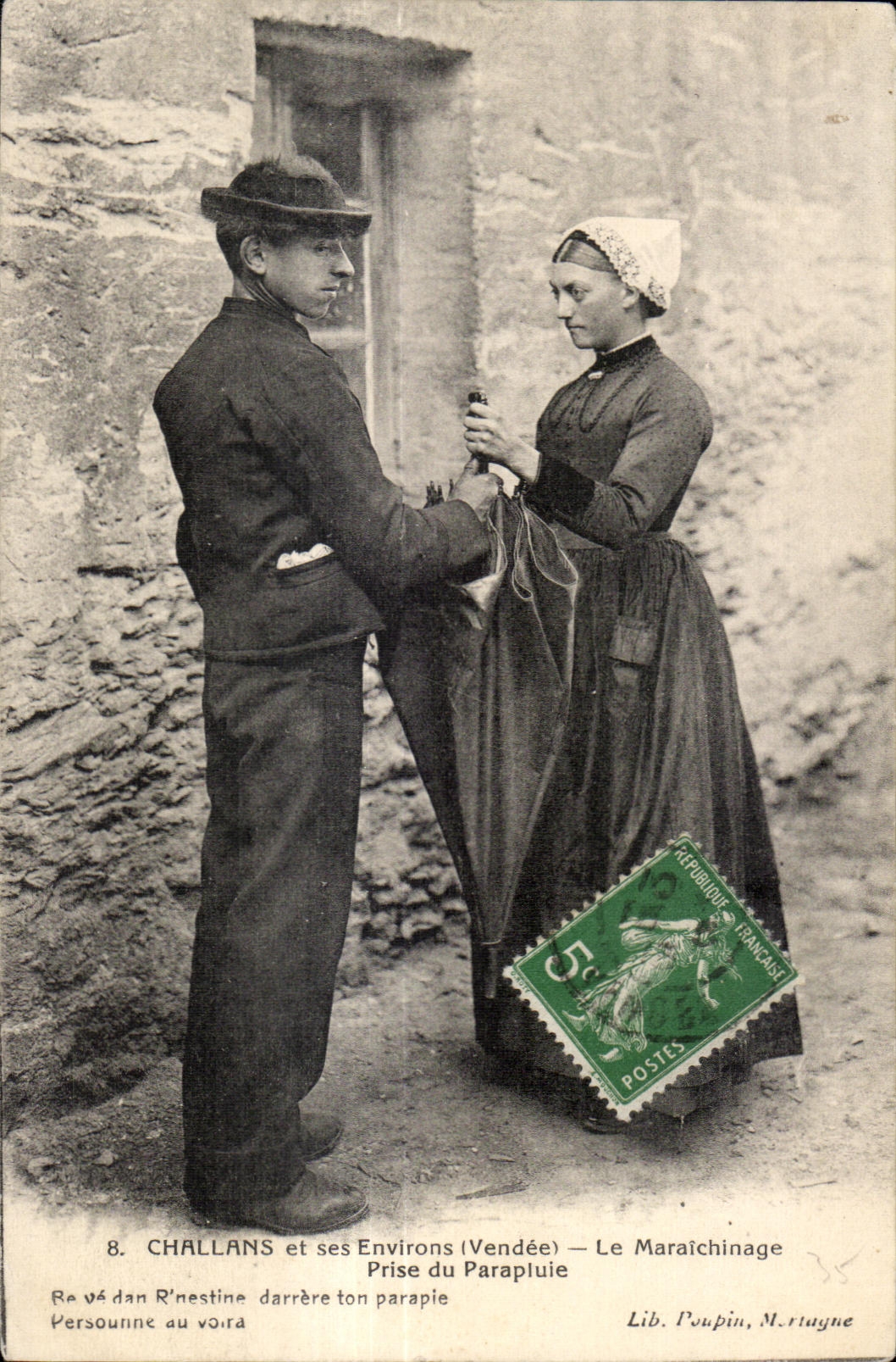 CPA Challans et ses Environs (Vendee) Le Maraichinage Prise du Parapluie Folklore Costume
