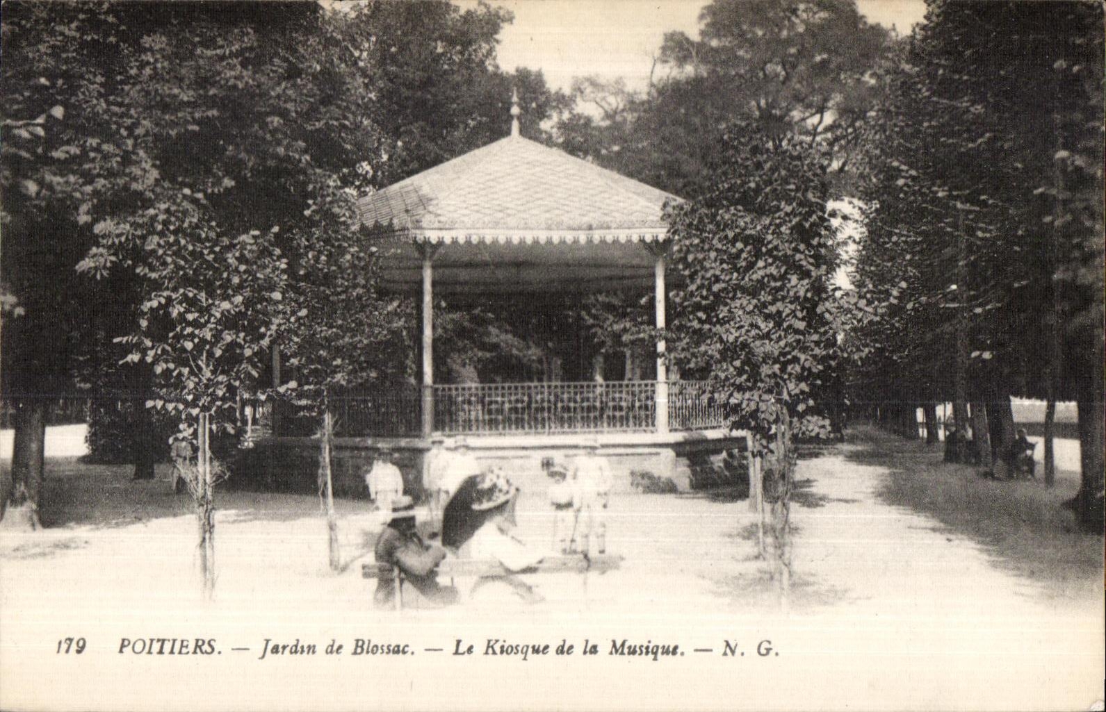 CPA Poitiers Jardin de Blossac Le kiosque de la Musique