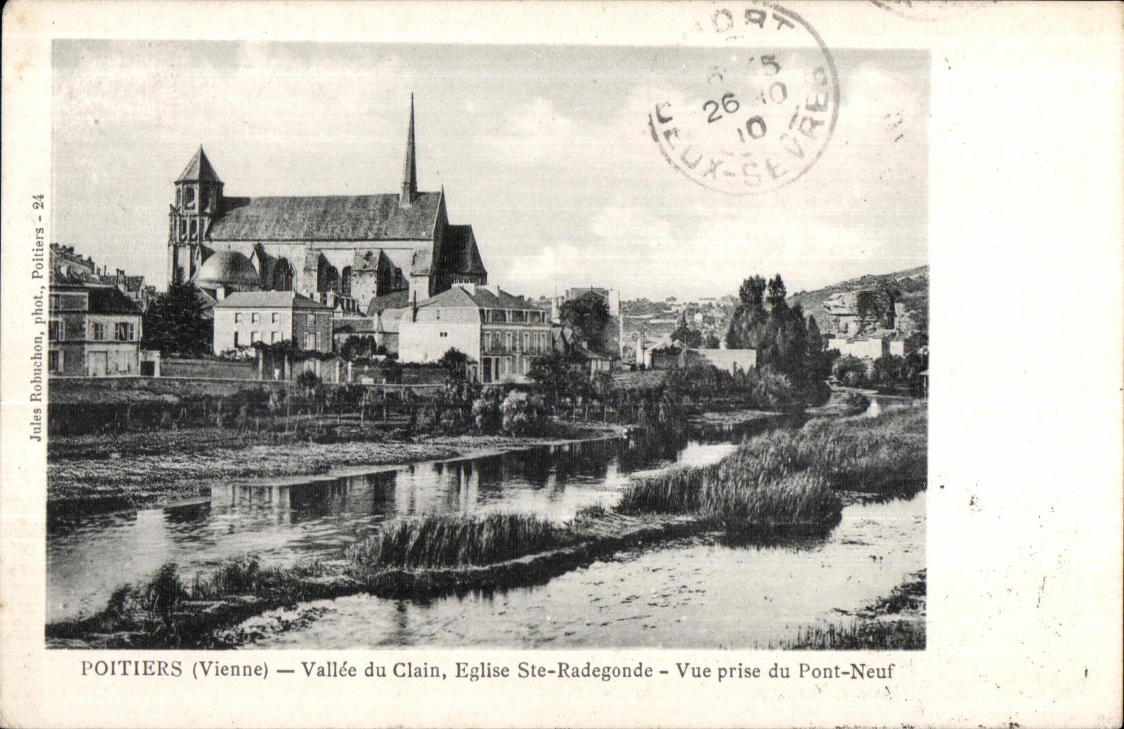 CPA Poitiers (Vienne) Vallee du clain Eglise Ste Radegonde Vue prise du Pont Neuf
