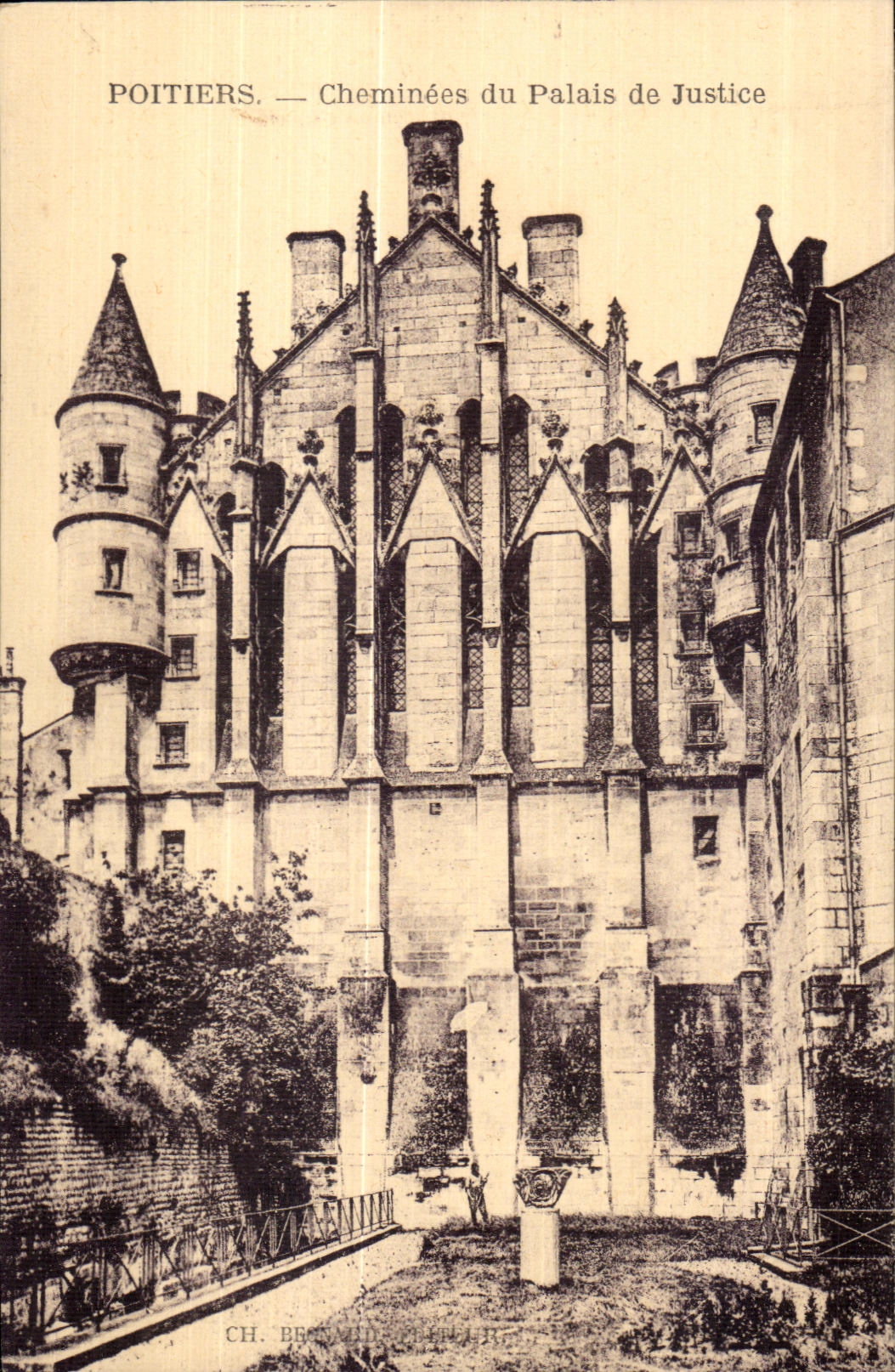 CPA Poitiers Cheminees du Palais de Justice