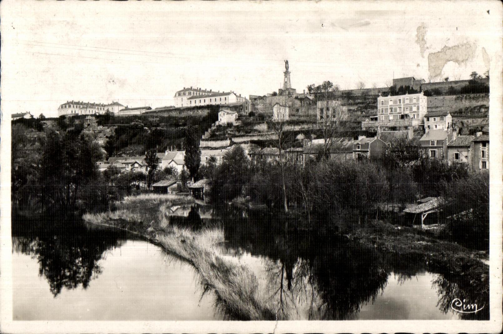 CPA Poitiers (Vienne) la Clain Notre Dame des Dunes et I Ecole Militaire