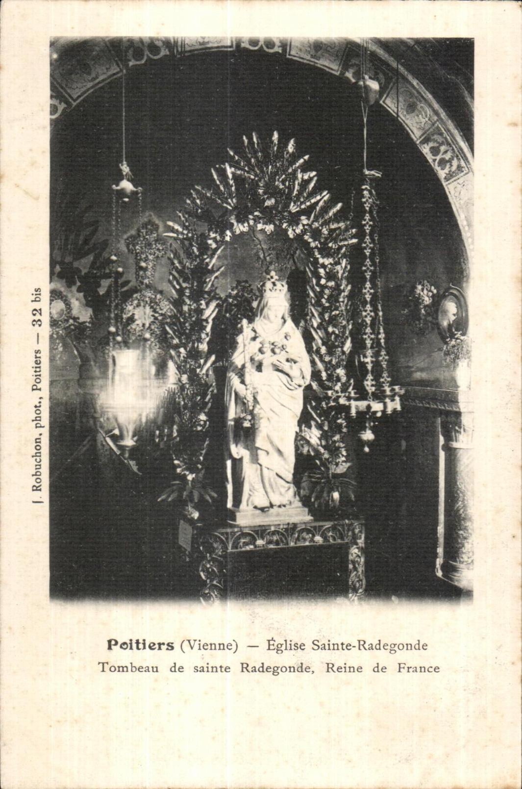 CPA Poitiers (Vienne) Eglise Sainte Radegonde Tombeau de Sainte Radegonde Reine de France
