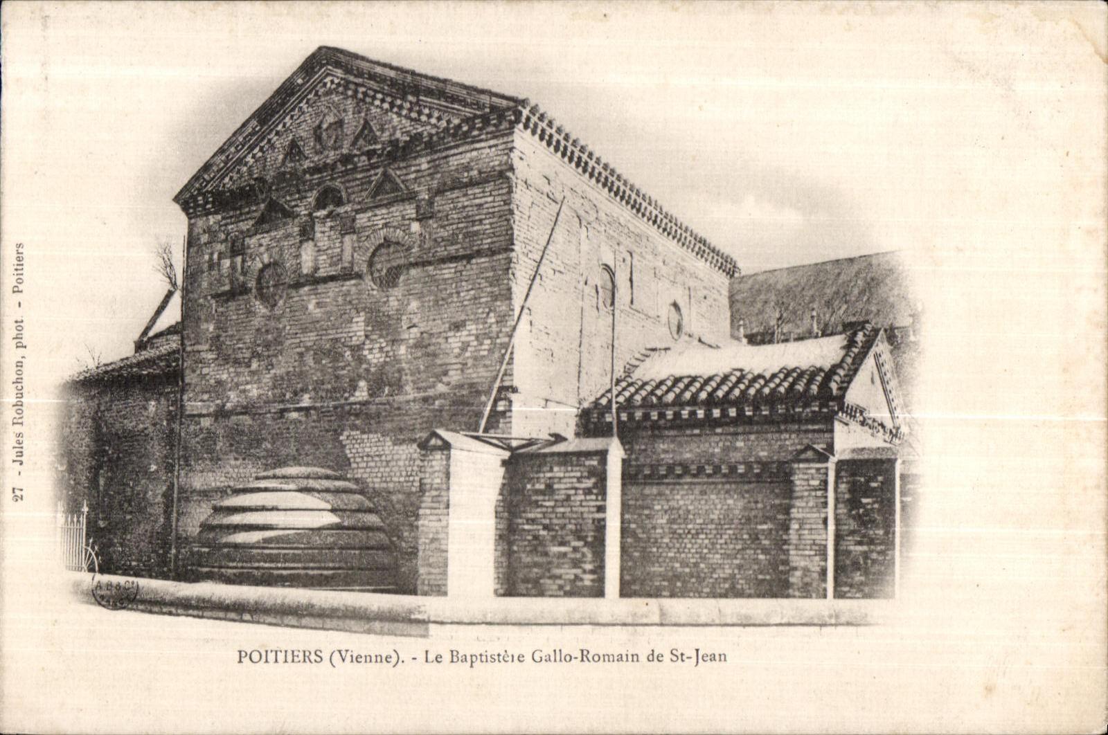 CPA Poitiers (Vienne) La Baptistere Gallo Ramatin de St Jean