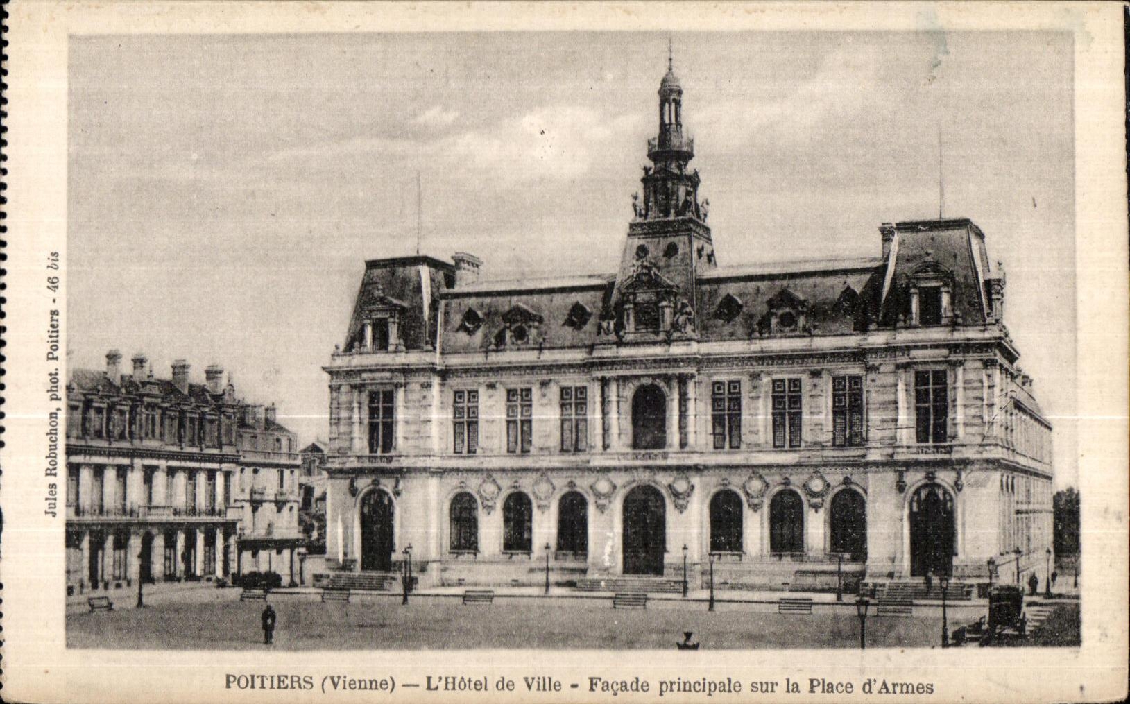 CPA Poitiers (Vienne) L Hotel de Ville Facade principale sur la place d Armes