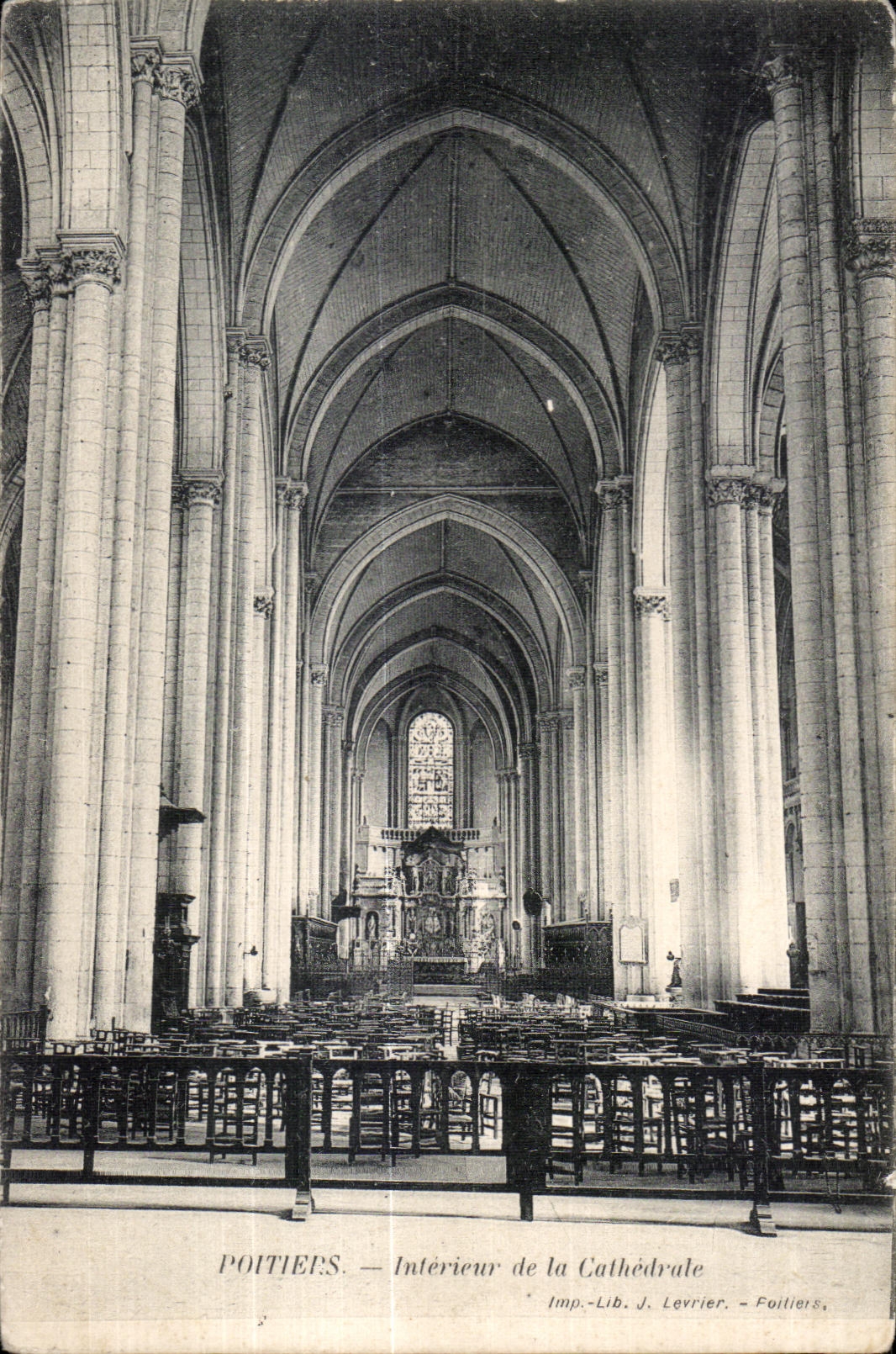 CPA Poitiers Interieur de la Cathedrale