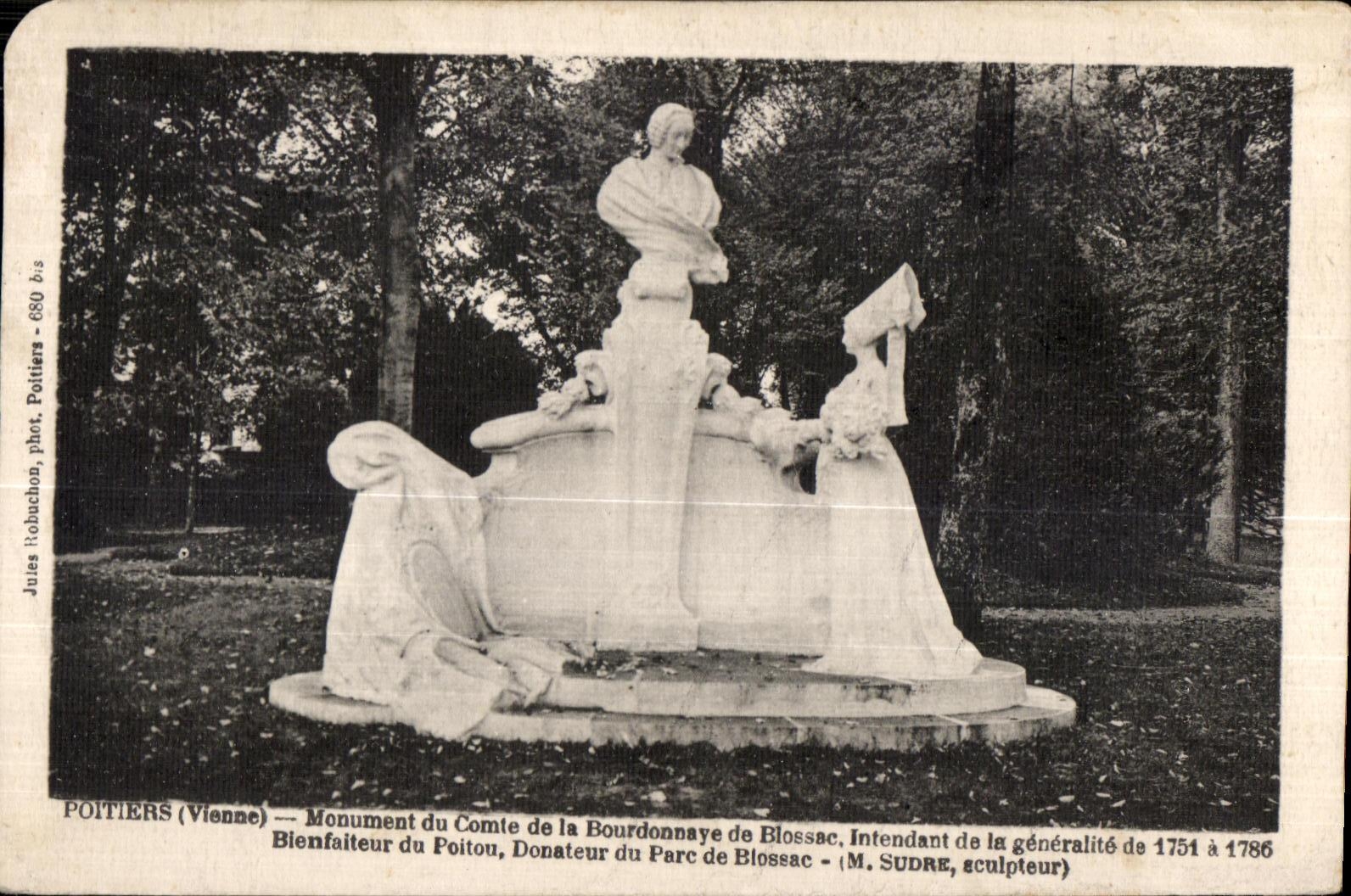CPA Poitiers Monument du Comte de la Bourdonnaye de Blossac Intendant de la generalite de 1751 a 1786