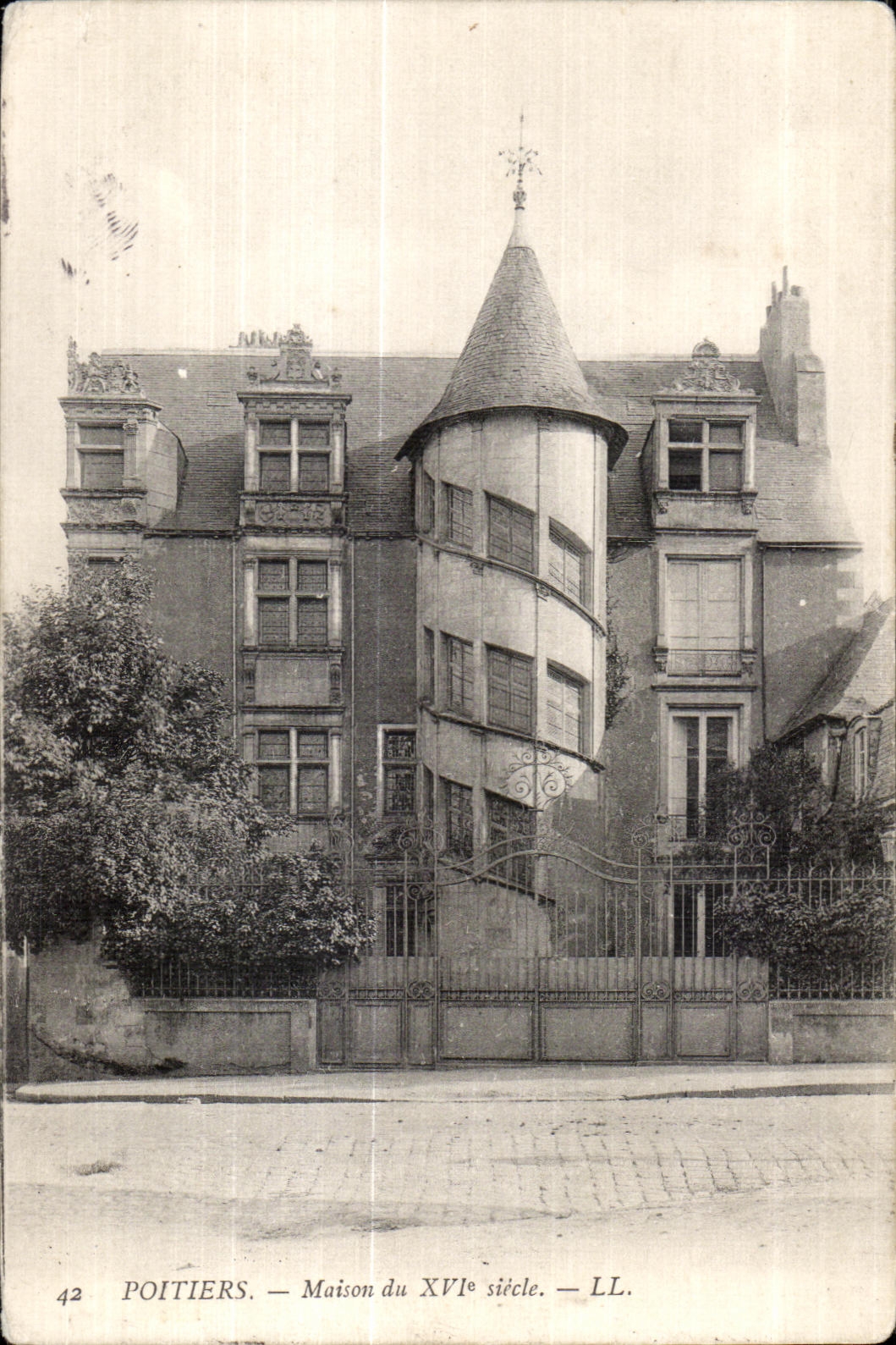 CPA Poitiers Maison du XVI siecle