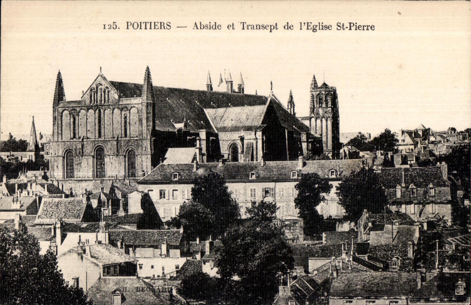 CPA Poitiers Abside et Transept de I Eglise St Pierre