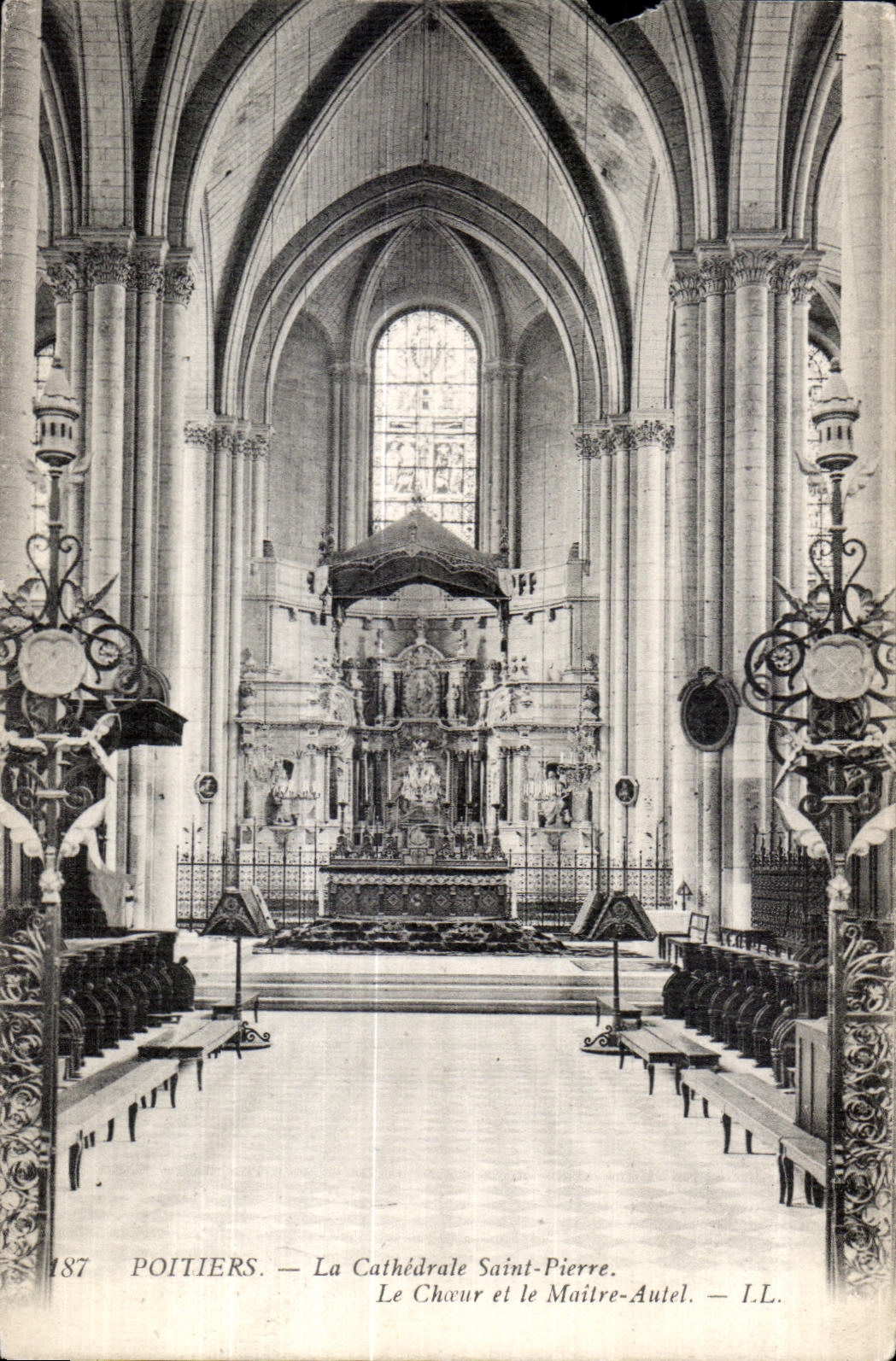 CPA Poitiers Le Cathedrale Saint Pierre Le Choeur et le Maitre Autel
