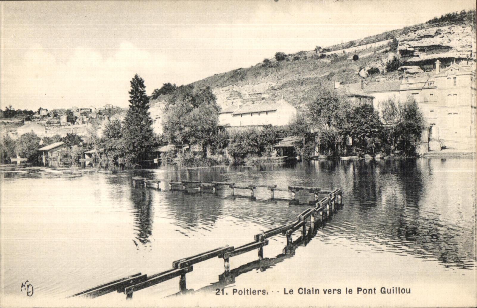 CPA Poitiers Le Clain vers le Pont Guillou