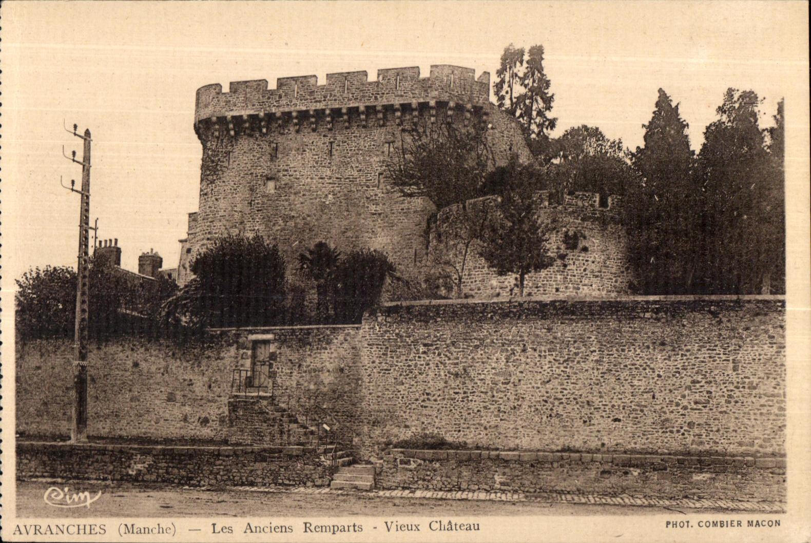 CPA Avranches (Manche) Les Anciens Remparts Vieux Chateau