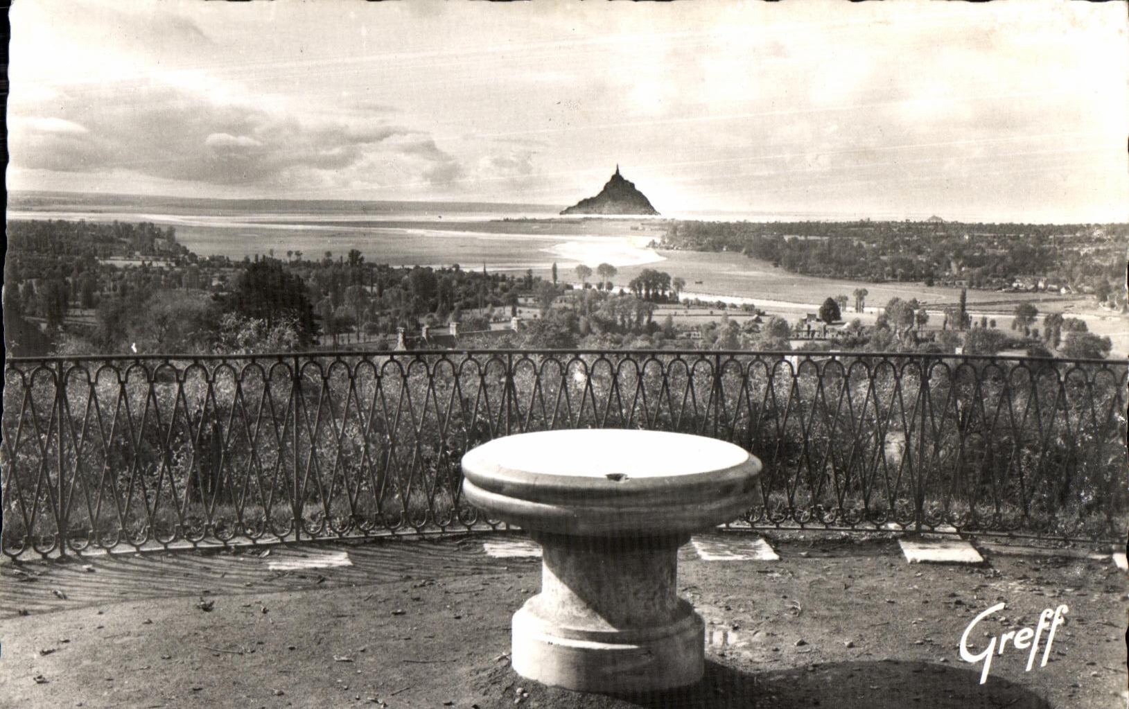 CPSM En Normandie Avranches (Manche) Au Jardin des Plantes La Table d Orientation et vue sur la Baie Mont Saint Michel