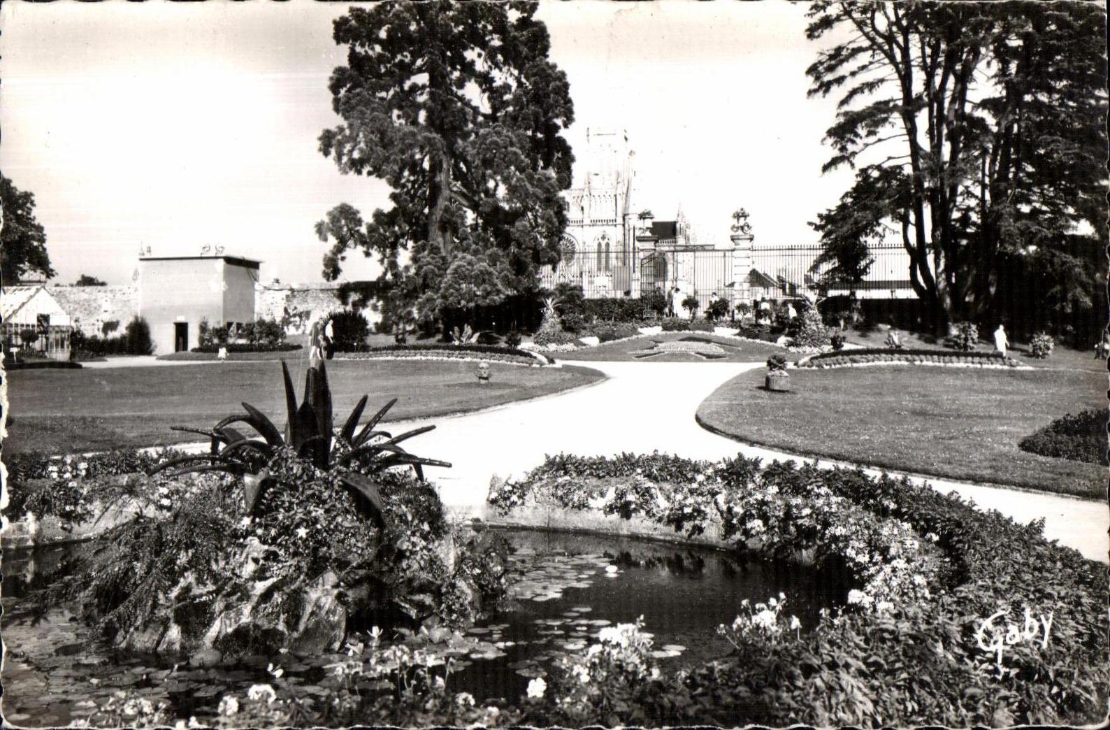 CPSM Avranches (Manche) Bassin du Jardin des Plantes et la Cathedrale