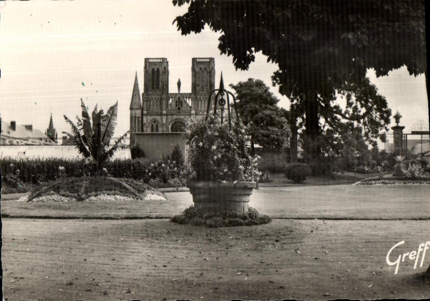 CPSM En Normandie Avranches (Manche) Le Jardin des Plantes et I Eglise Notre Dame des Champs