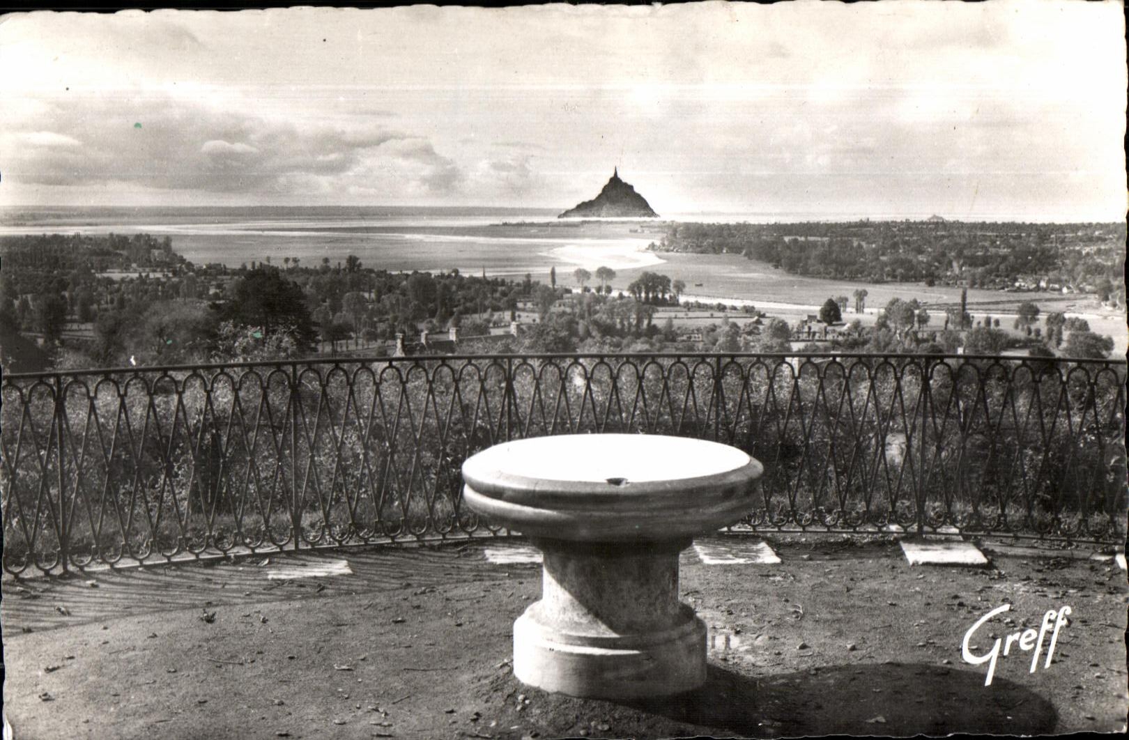 CPSM En Normandie Avranches (Manche) Au Jardin des Plantes La Table d Orientation et vue sur la Baie du