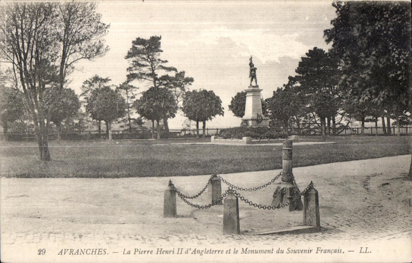CPA Avranches la pierre henri II d angleterre et le monument du souvenir francais