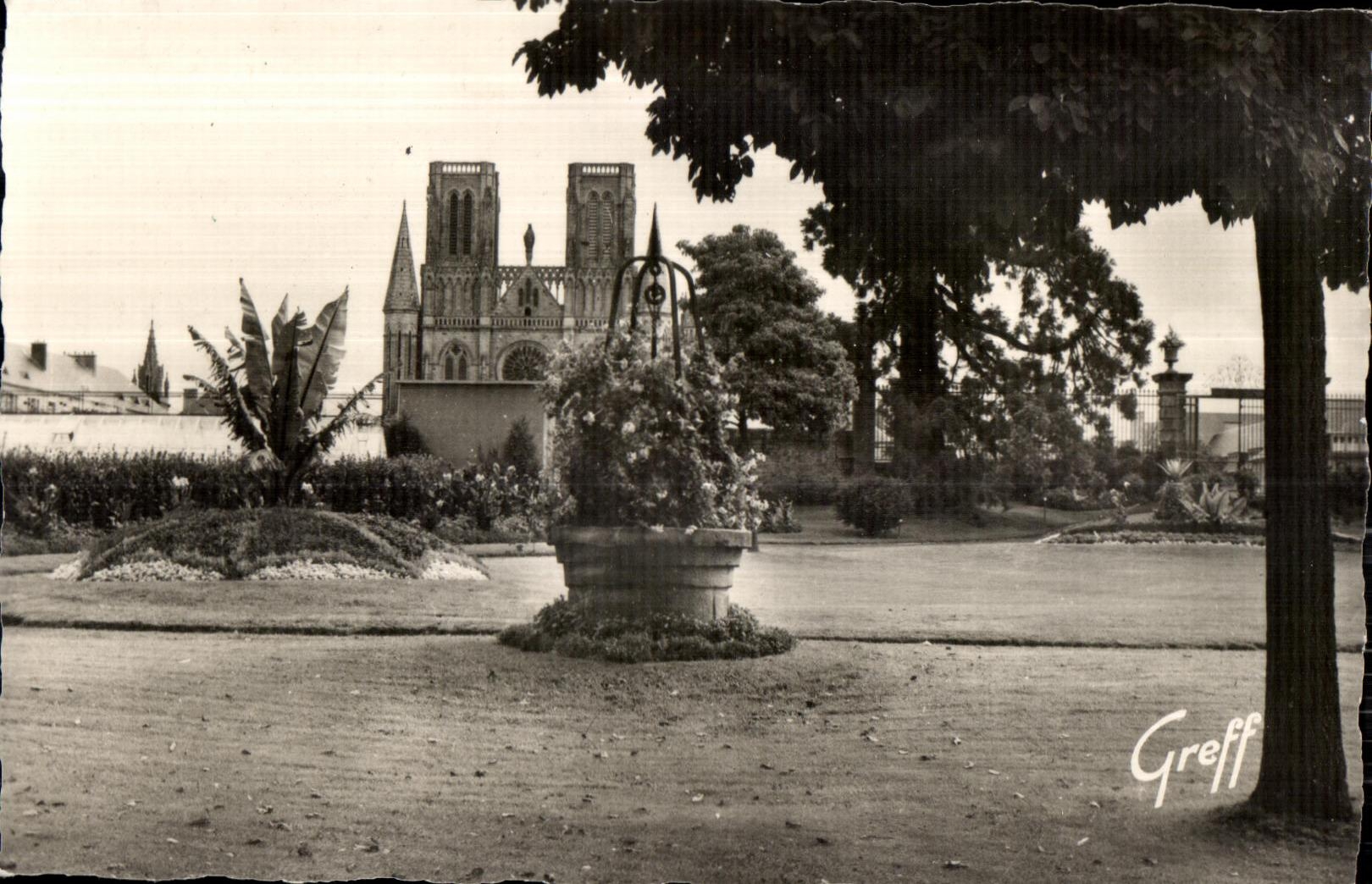 CPSM En normandie 503-11 Avranches (manche) le jardin des plantes et l eglise notre dame des champs