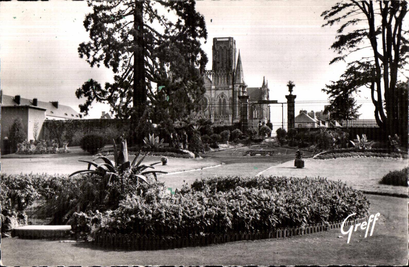 CPSM Avranches (manche) le jardin des plantes et l eglise notre dame des champs