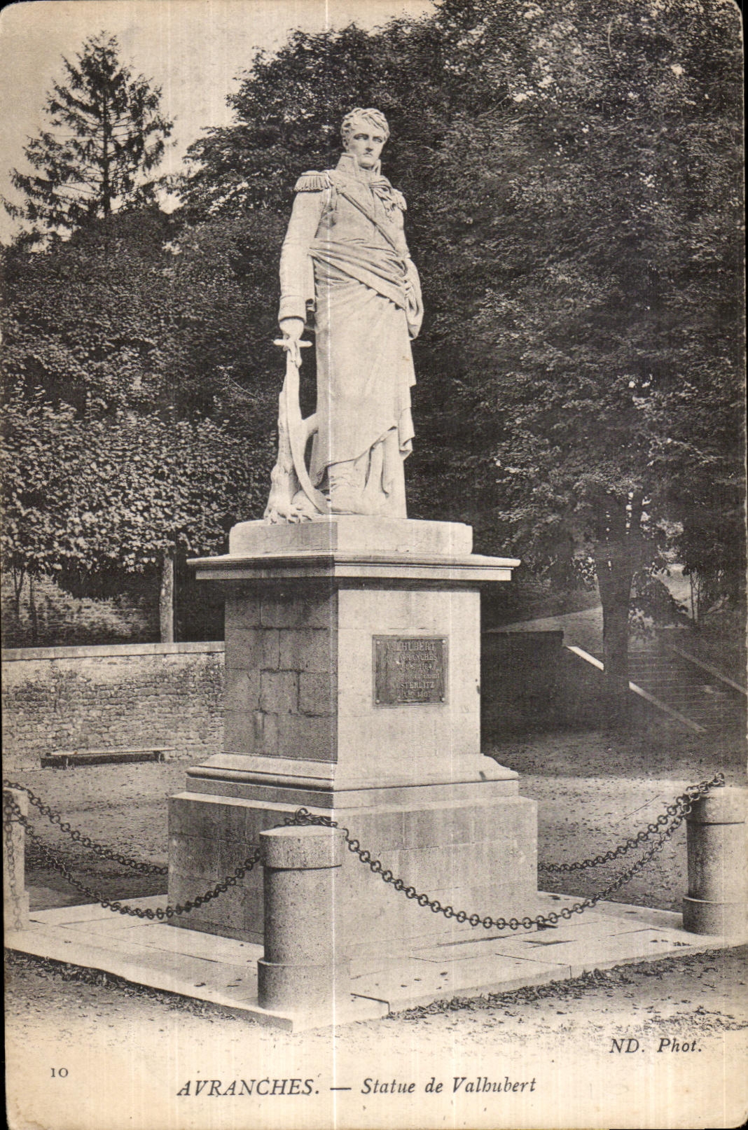 CPA Avranches statue de valbubert