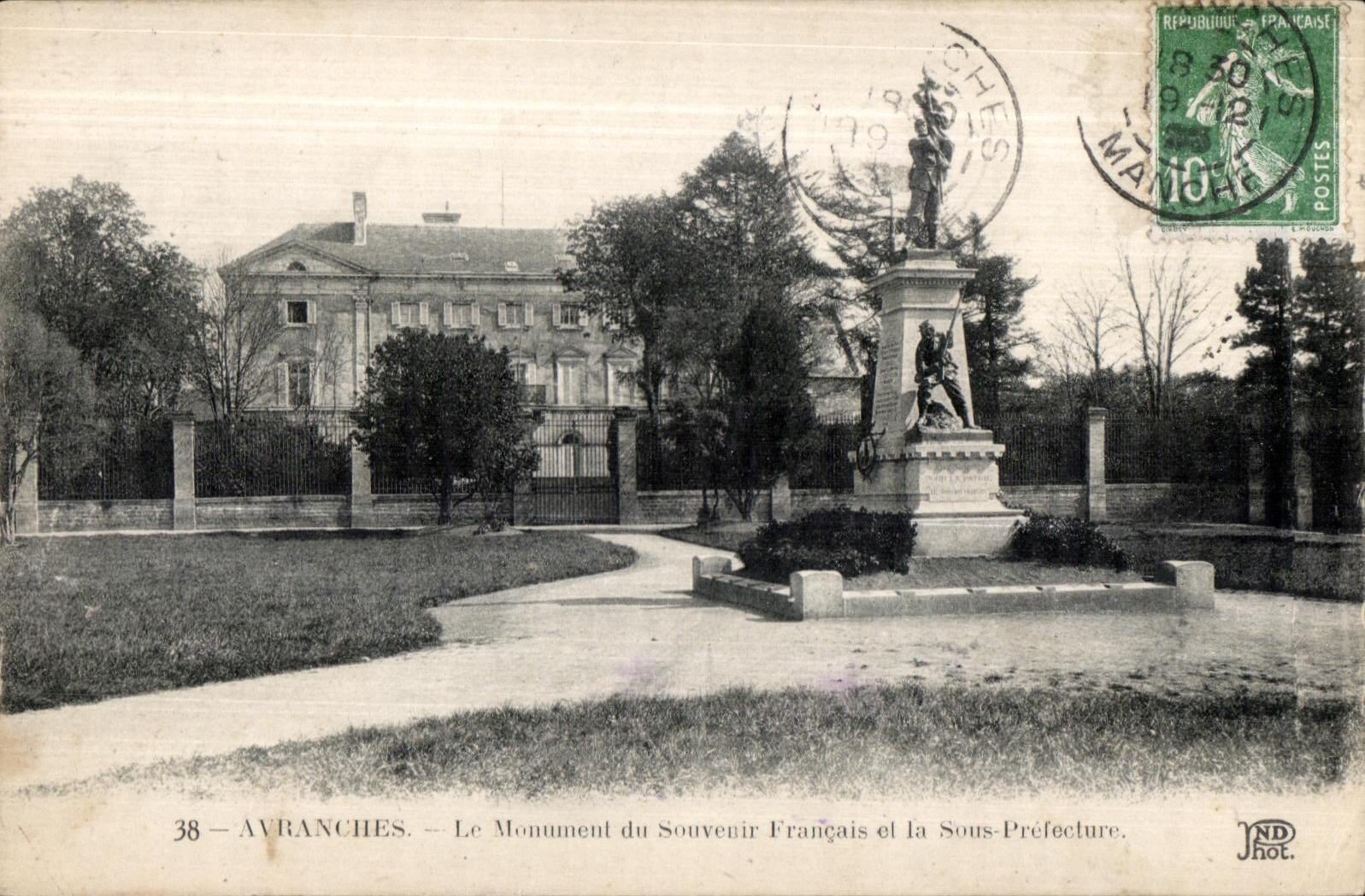 CPA Avranches le monument du souvenir francais et le sous prefecture